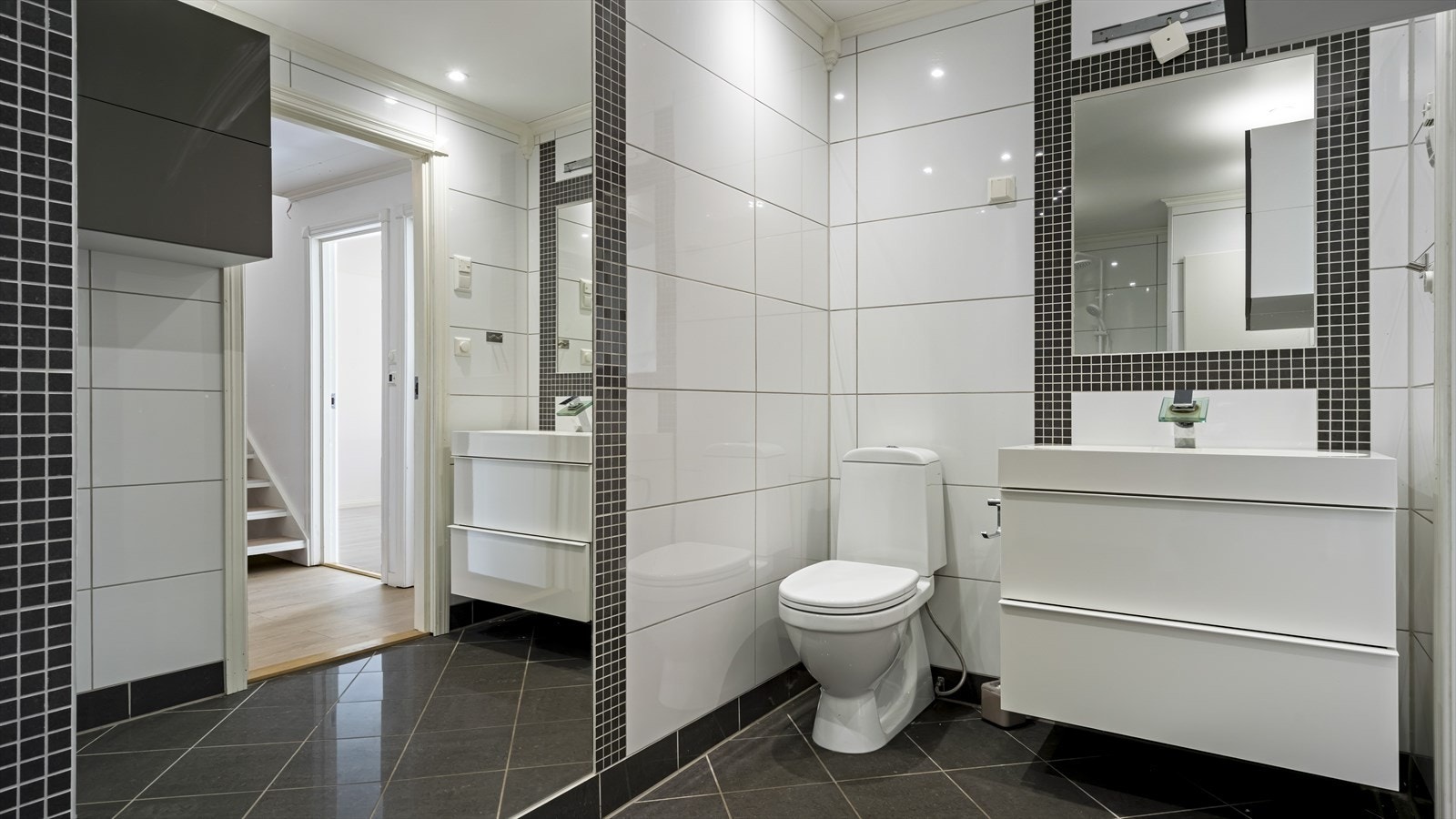 Fint, flislagt bad fra ca. 2010 Galleribilde