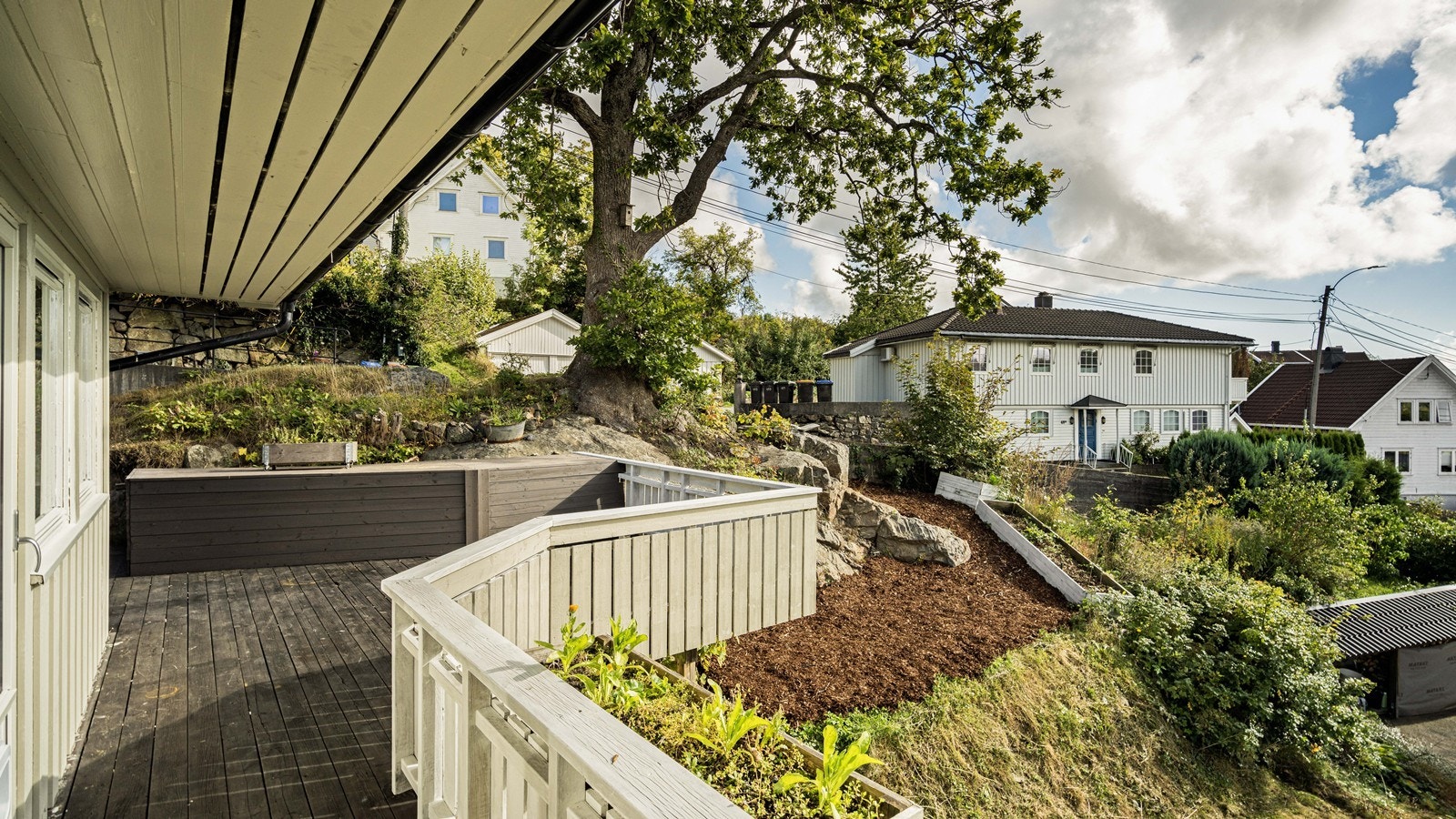 Fra verandaen er det adkomst rundt boligen Galleribilde