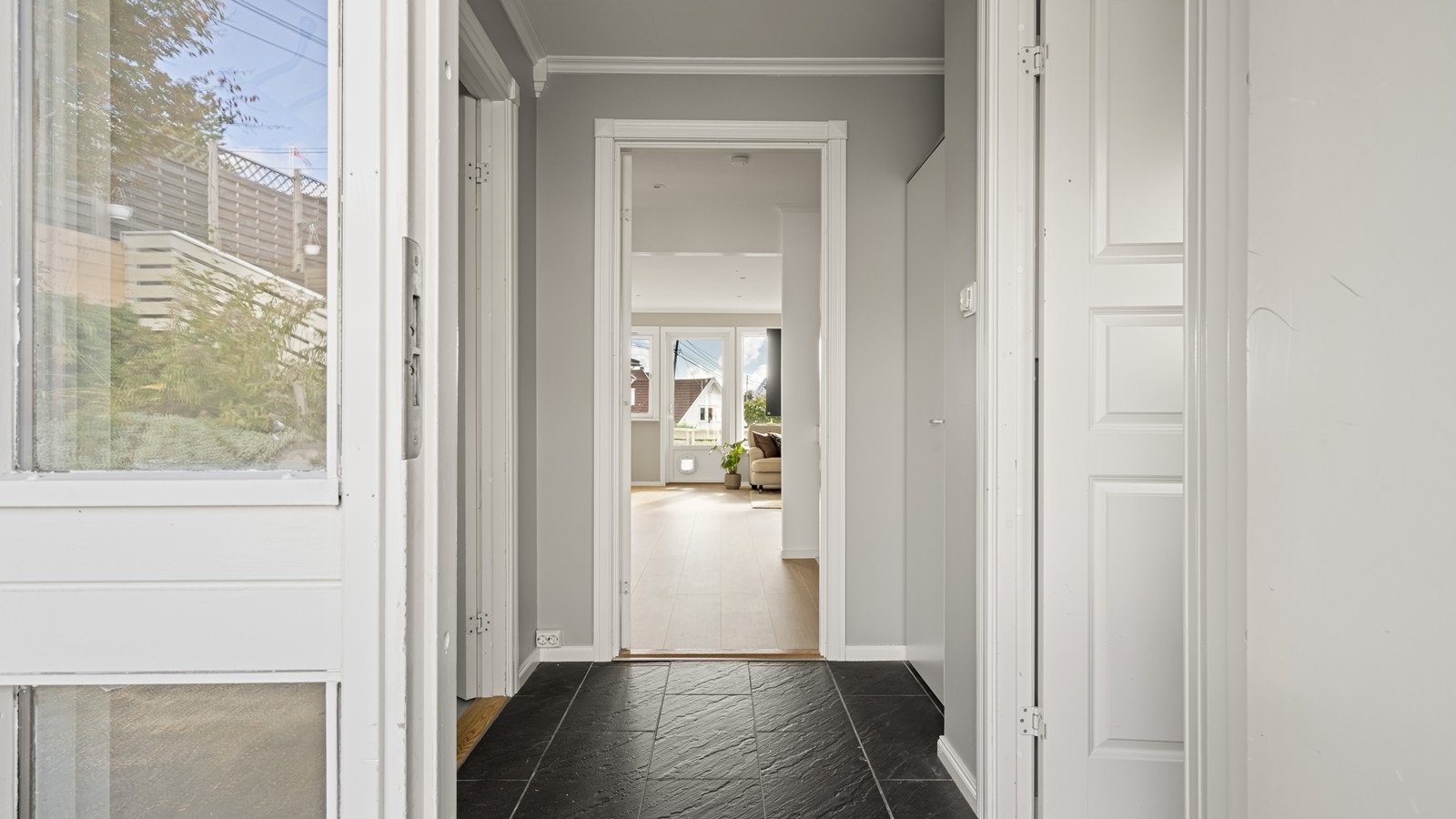 Ved entréen er det adkomst til et soverom og bod Galleribilde