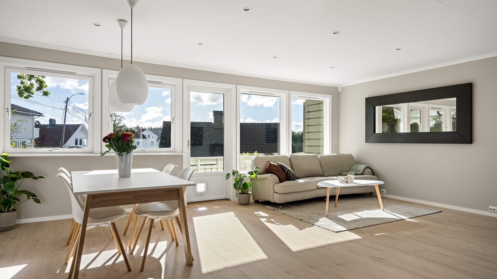 De store vindusflatene gir godt med naturlig lysinnslipp i oppholdsrommet Galleribilde