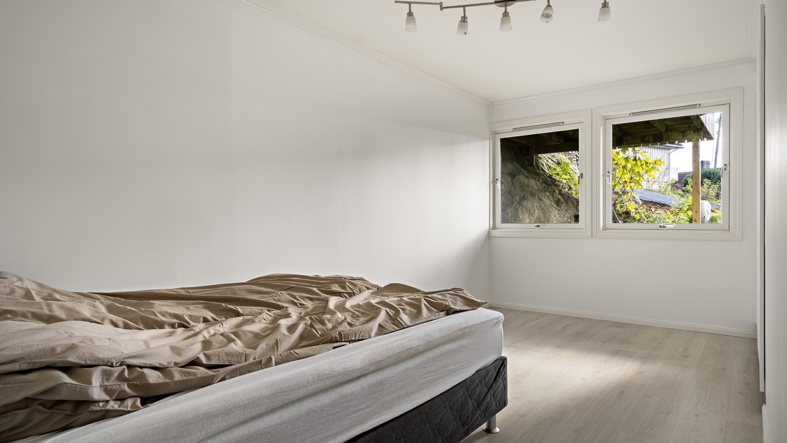 Stort soverom med god plass til seng og øvrig møblement Galleribilde