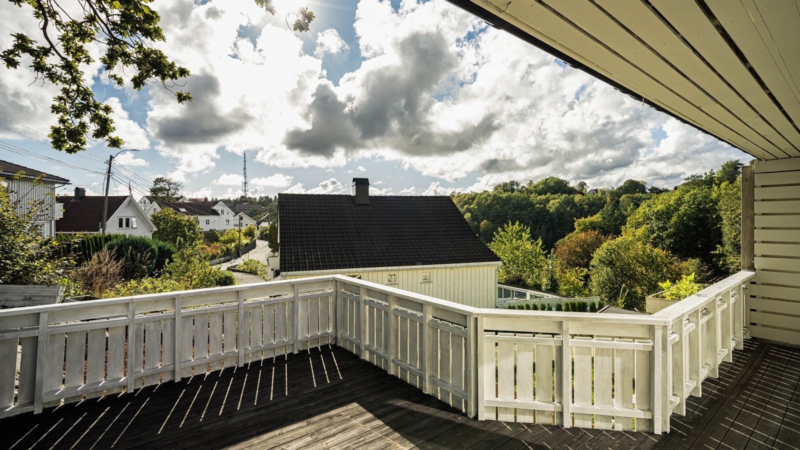 Verandaen har adkomst fra stuen og har sol fra morgen til ettermiddag Galleribilde