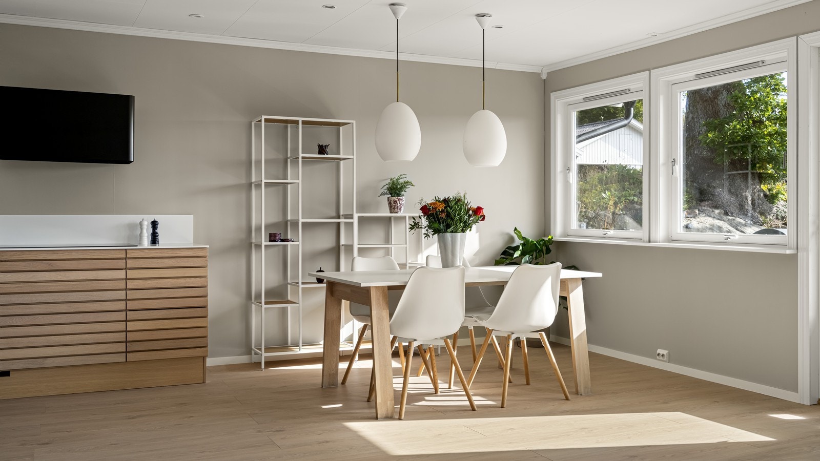 Ved kjøkkenet er det god plass til stor spisegruppe Galleribilde