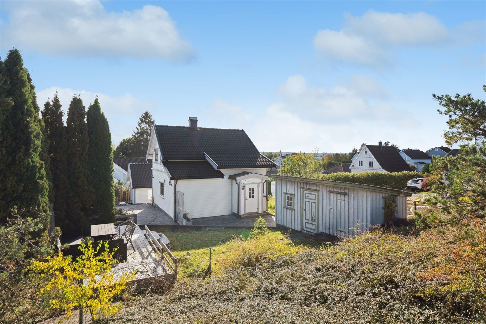 Den frittstående boden har behov for renovering, men gir gode lagringsmuligheter. Galleribilde