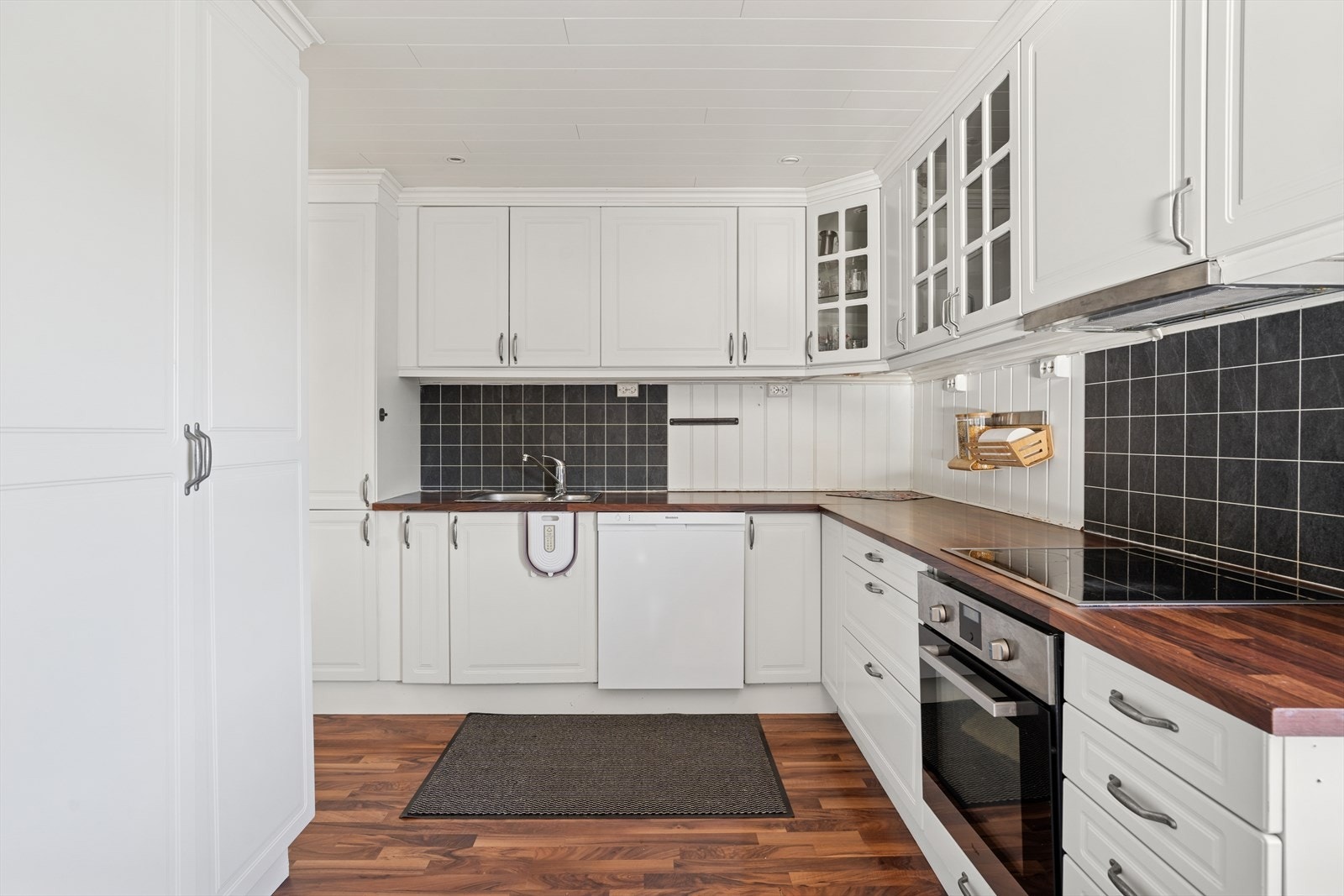 Det er god plass til å lage mat for hele familien, og rommet har naturlig lysinnslipp fra vindu. Galleribilde