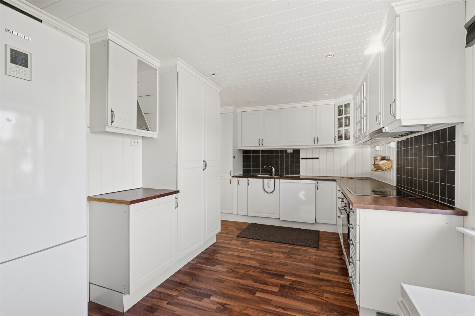 Kjøkkenet fremstår som funksjonelt og brukervennlig. Galleribilde