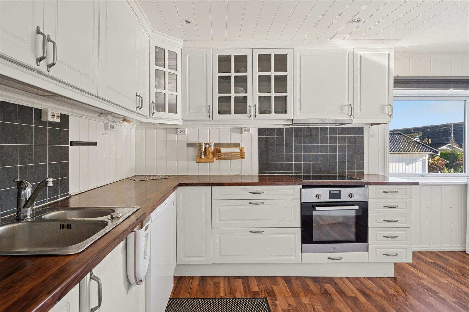 Kjøkkenet ligger i 1. etasje og har en lys og trivelig atmosfære. Innredningen består av profilerte fronter, laminert benkeplate og sprutsikre plater bak platetopp og vask. Galleribilde