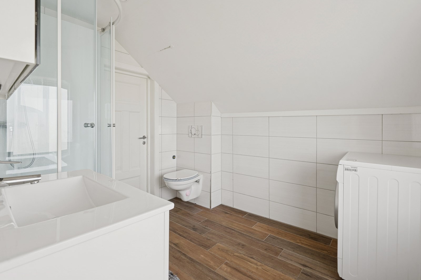 Badet ble oppgradert i 2020 og har fliser på gulv og vegger, samt malt gips i himling. Galleribilde