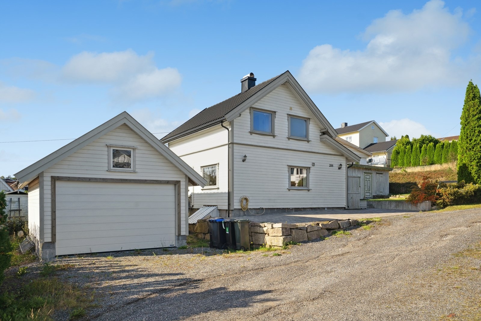 Hamid Rezaee v/ DNB Eiendom har gleden av å presentere Rolvsøyveien 288! En koselig og velholdt enebolig med god planløsning og trivelig atmosfære. Galleribilde