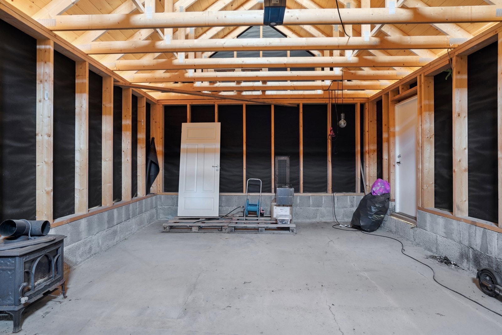 Garasjen er romslig og gir god plass til både bil og praktiske lagringsmuligheter for utstyr, verktøy eller sesongartikler. Galleribilde