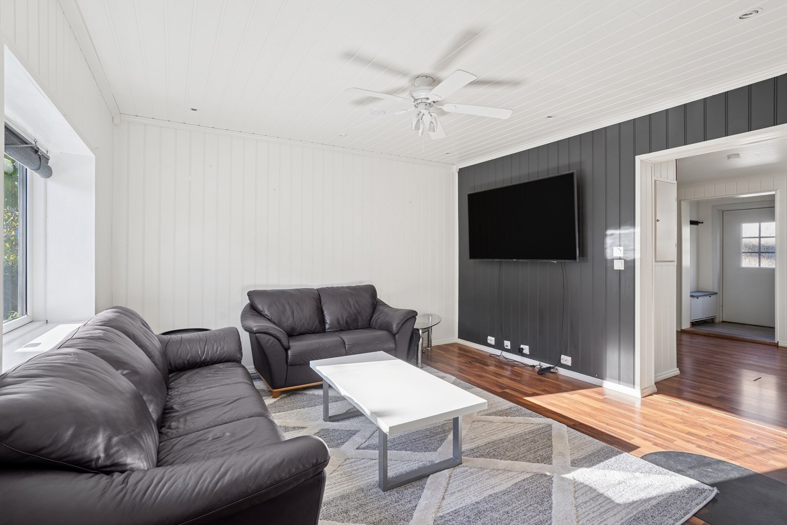 Stuen får rikelig med dagslys og luftig følelse av store vindusflater. Galleribilde