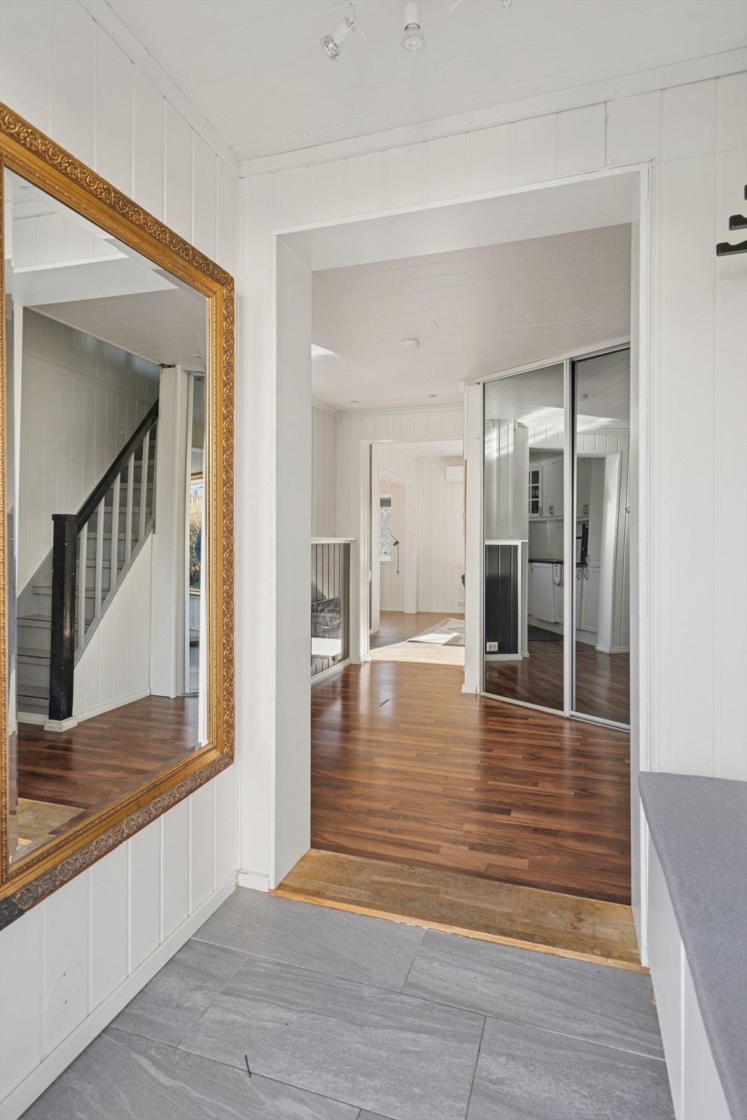 Velkommen inn i en lys og praktisk entré med plass til å henge fra seg yttertøy og sko. Herfra har du enkel tilgang til både oppholdsrom og bod. Galleribilde