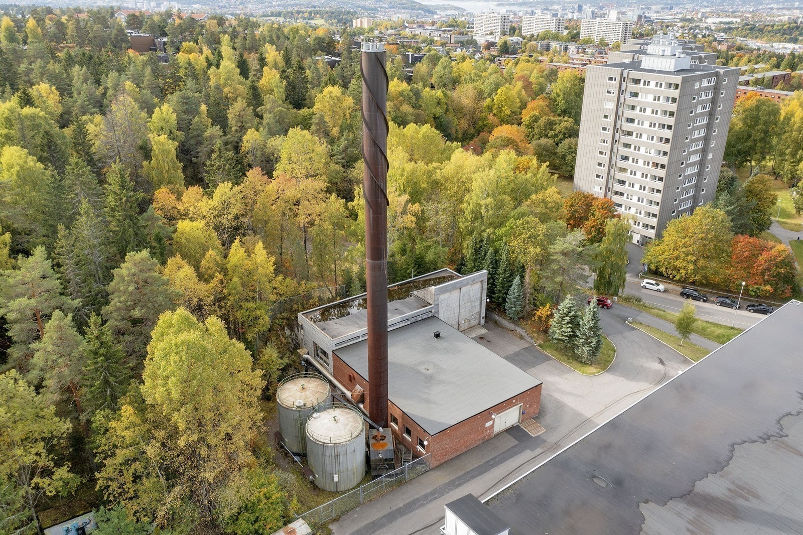 Kort vei til av-/påkjøring E6. Ca. 5 minutters gange til både buss og t-bane Galleribilde