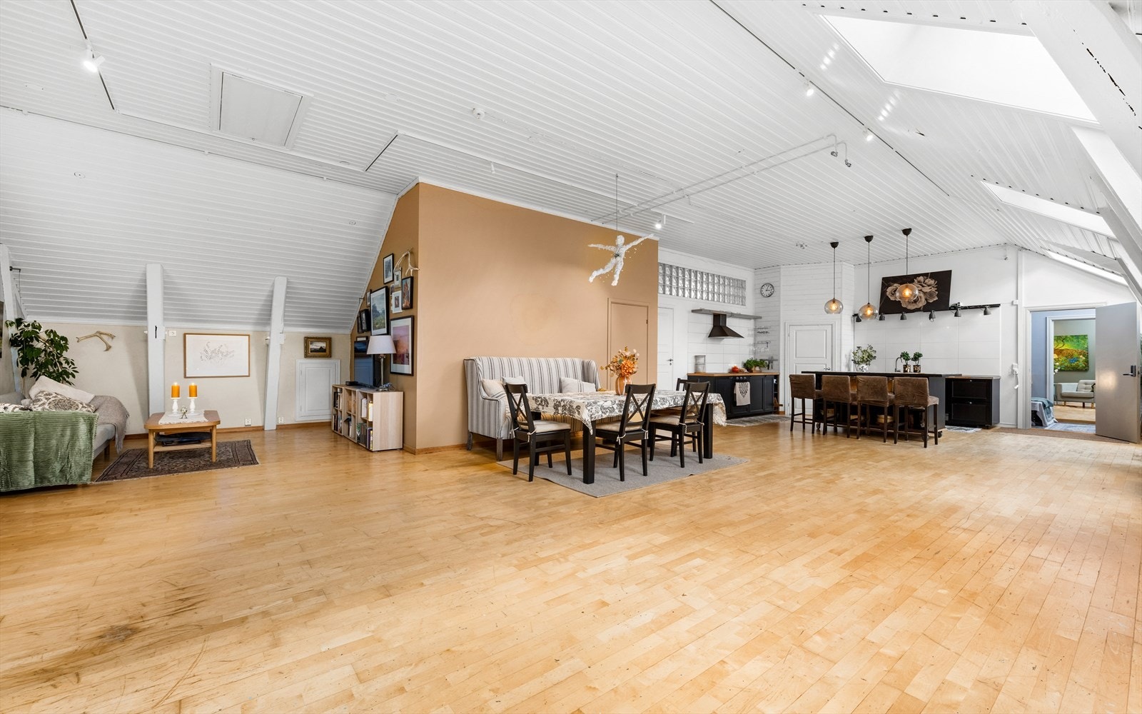 Dette er en unik kombinert eiendom hvor man har både en stor leilighet til å bo i samtidig som man har en næringsseksjon som er kan benyttes til kontor/møterom/kunst arbeid/atelier. Galleribilde