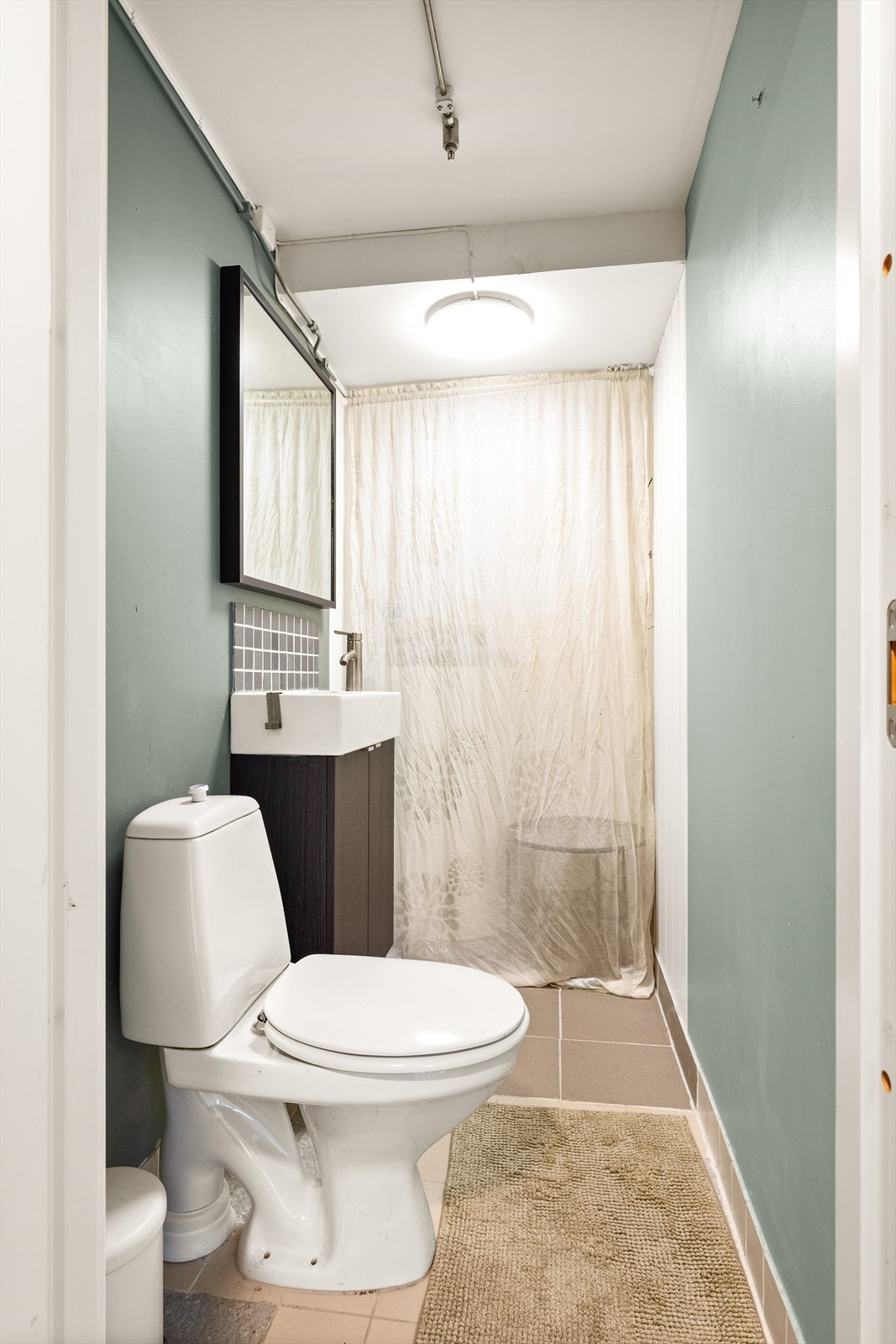 Enkelt innredet toalettrom. Galleribilde