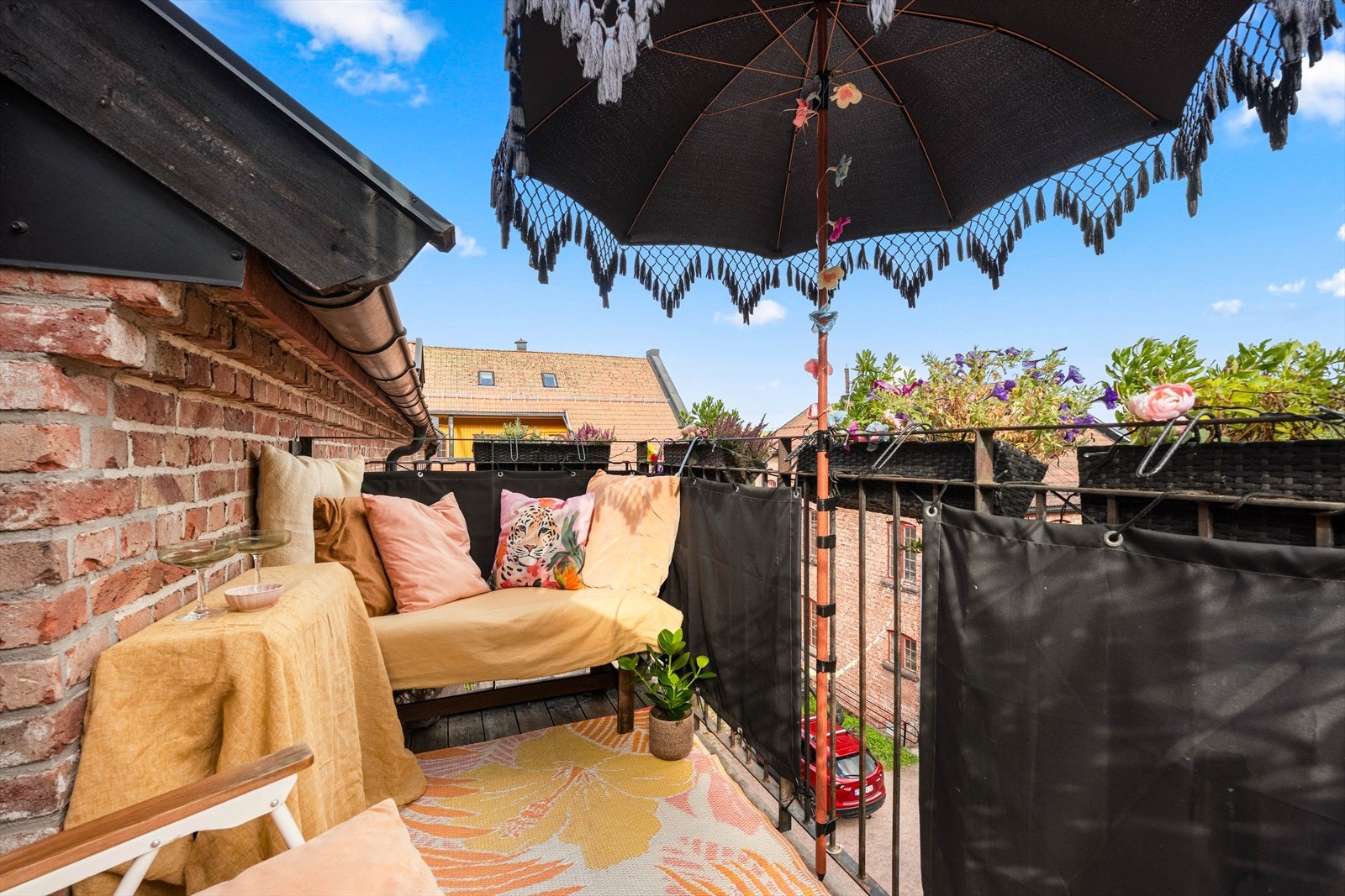 Fra stuen er det i tillegg utgang til en hyggelig balkong med fin utsikt utover atriumet av Fossekleiva. Galleribilde