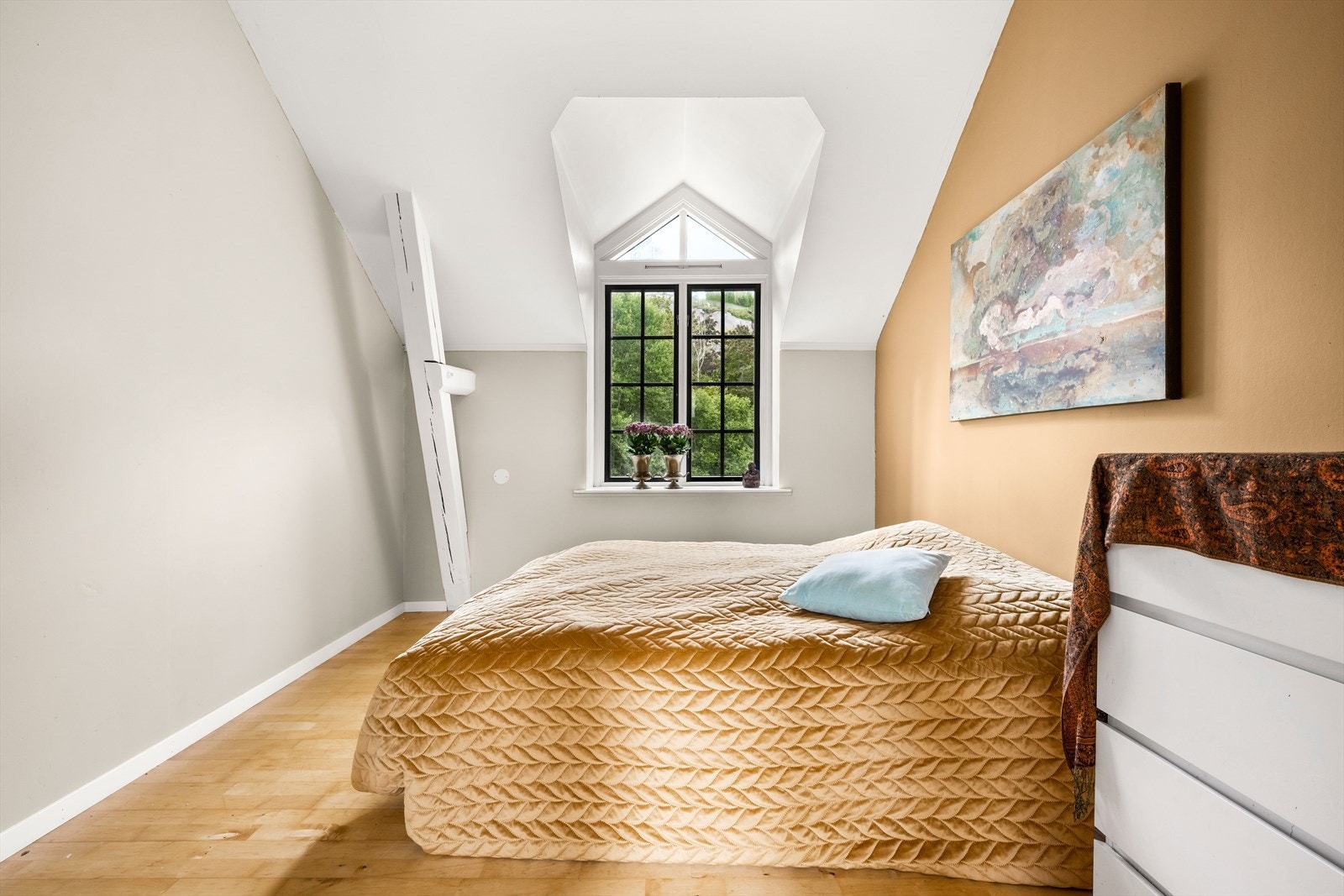 Soverom av god størrelse og stor takhøyde. Galleribilde