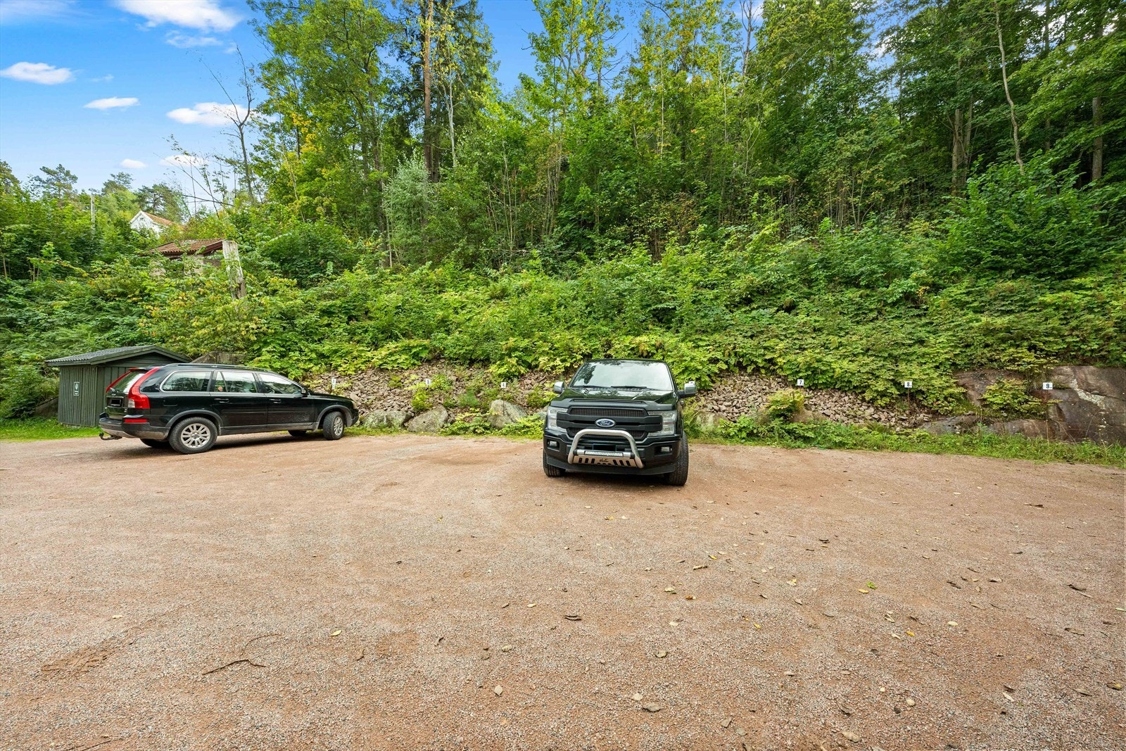 Det medfølger 2 biloppstillingsplasser til snr. 34. Galleribilde