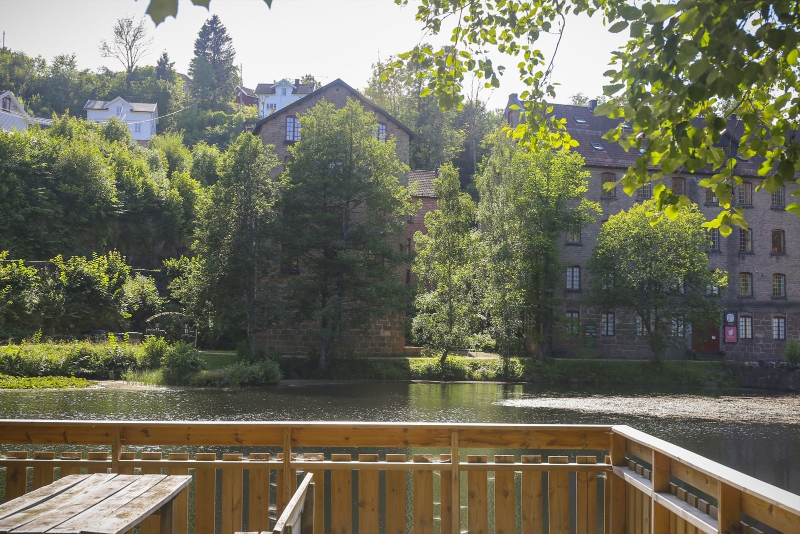 På Fossekleiva kultursenter finner man bl.a Berger museum, café Jebsen, mange forskjellige kunstnere og mulighet for leie til møter og konferanse. Se fossekleiva.no for mer informasjon Galleribilde