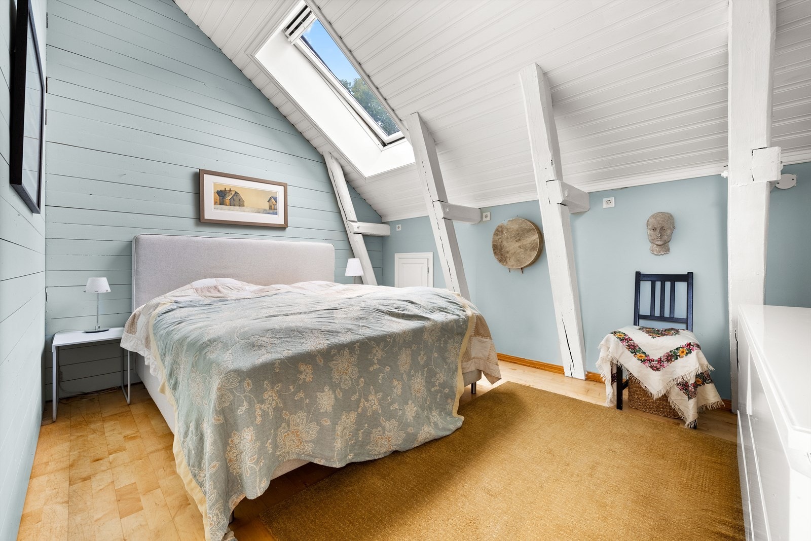 Soverom av god størrelse og stor takhøyde. Galleribilde
