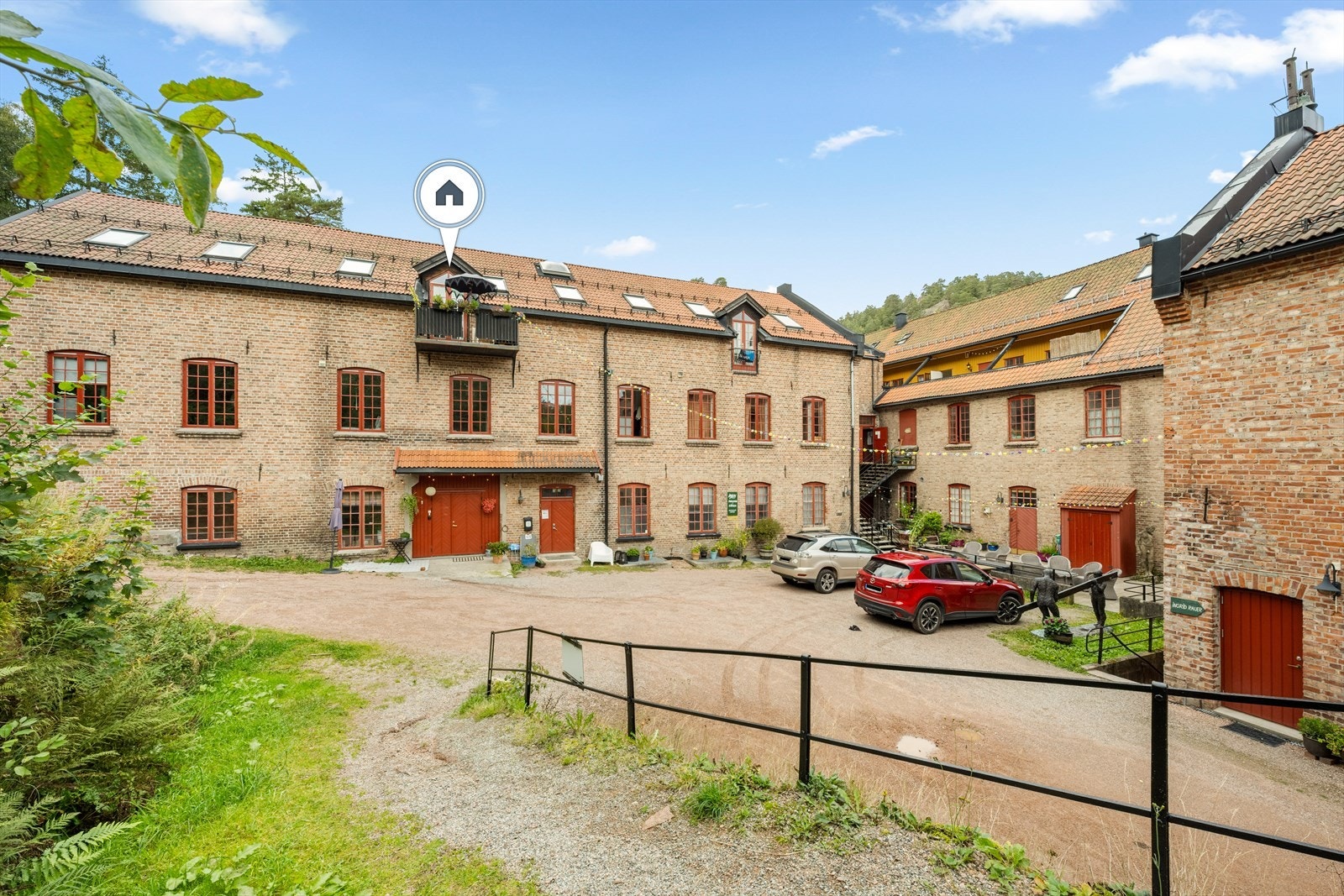 Den kombinerte eiendommen ligger i ærverdige Fossekleiva fabrikk - en tidligere tekstilfabrikk som ble bygget i 1889. Galleribilde