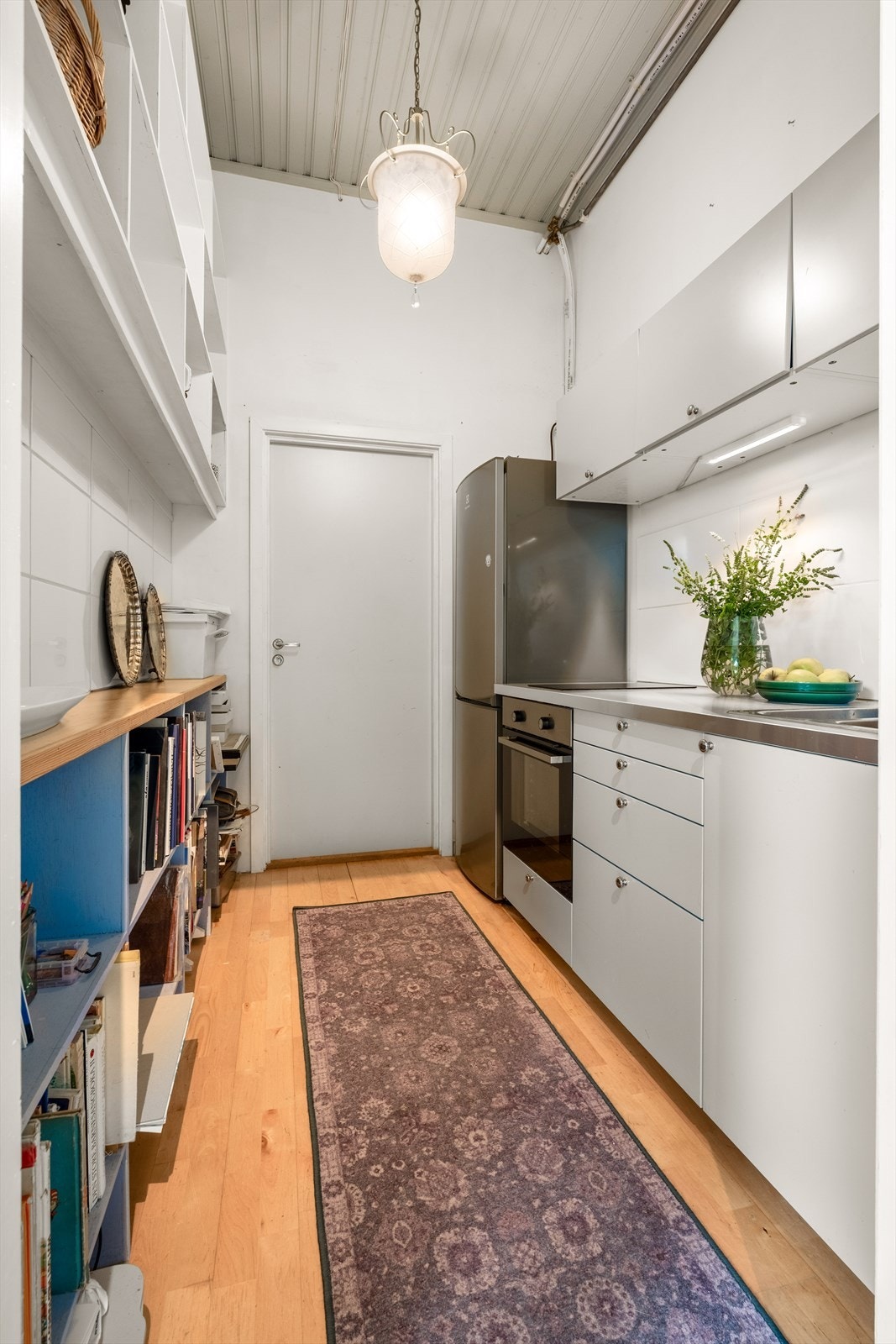 Mellomgang til Snr. 35 med kjøkken. Galleribilde