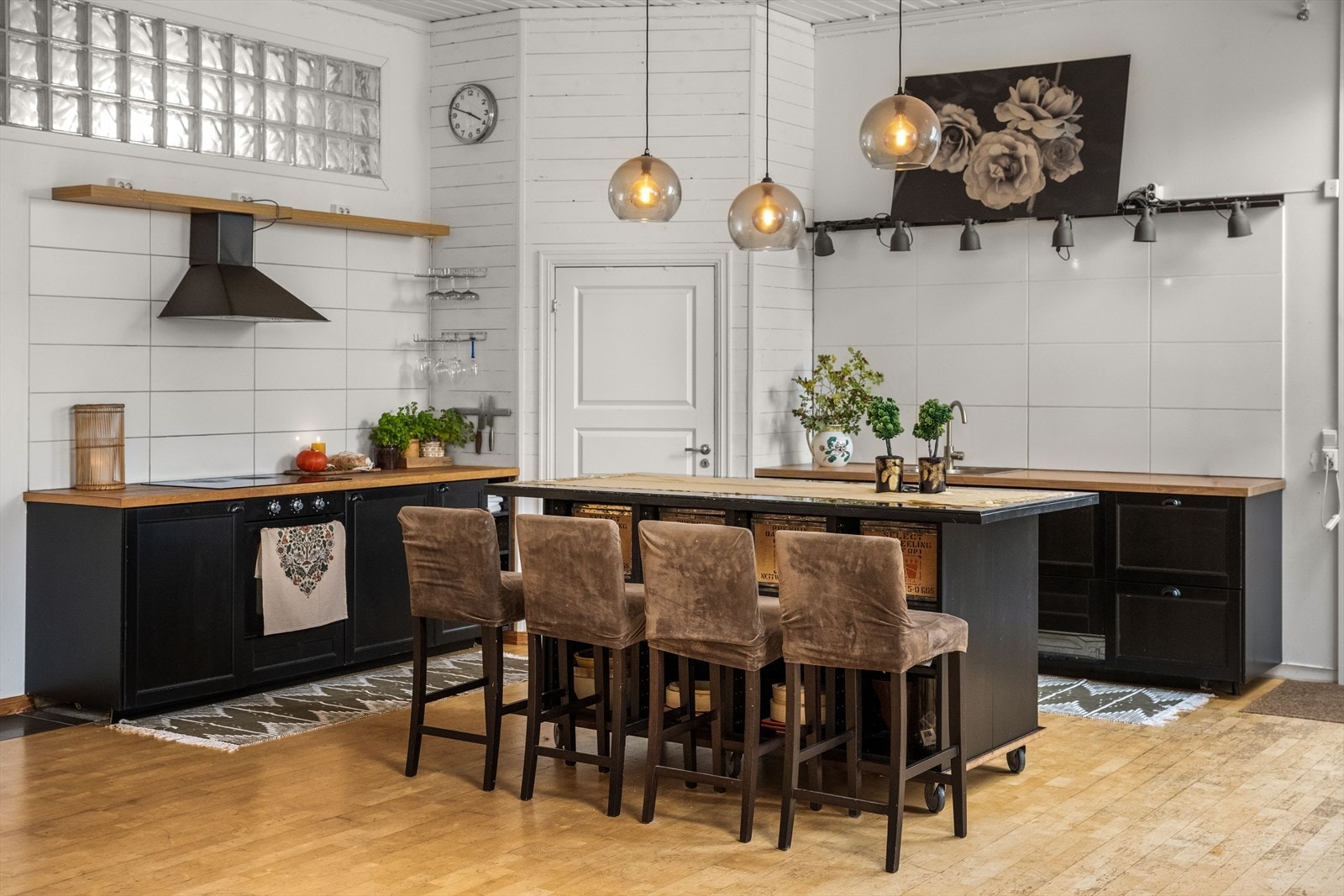 Det er avtrekksvifte over komfyr, integrerte hvitevarer med komfyr, platetopp, oppvaskmaskin. Kjøkkenøy med mange bruksmuligheter. Galleribilde