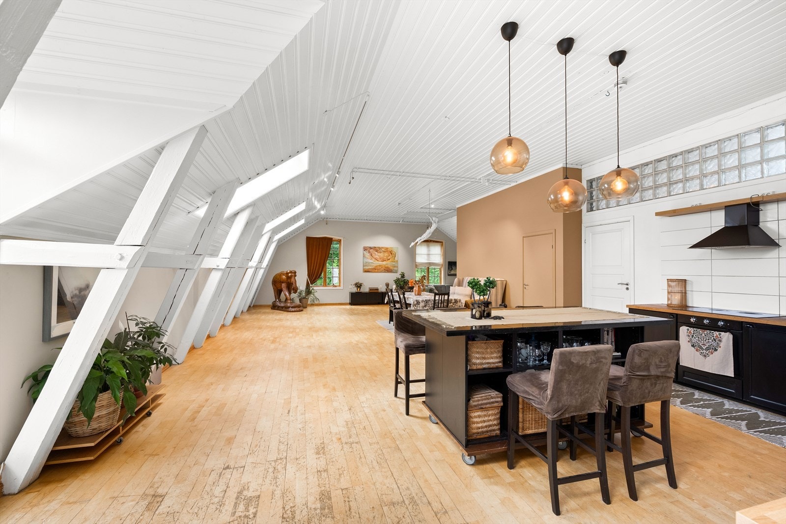 Stor kombinasjonseiendom i ærverdige Fossekleiva - Meget stor og innholdsrik leilighet, samt næringsdel - 2 p-plasser! Galleribilde