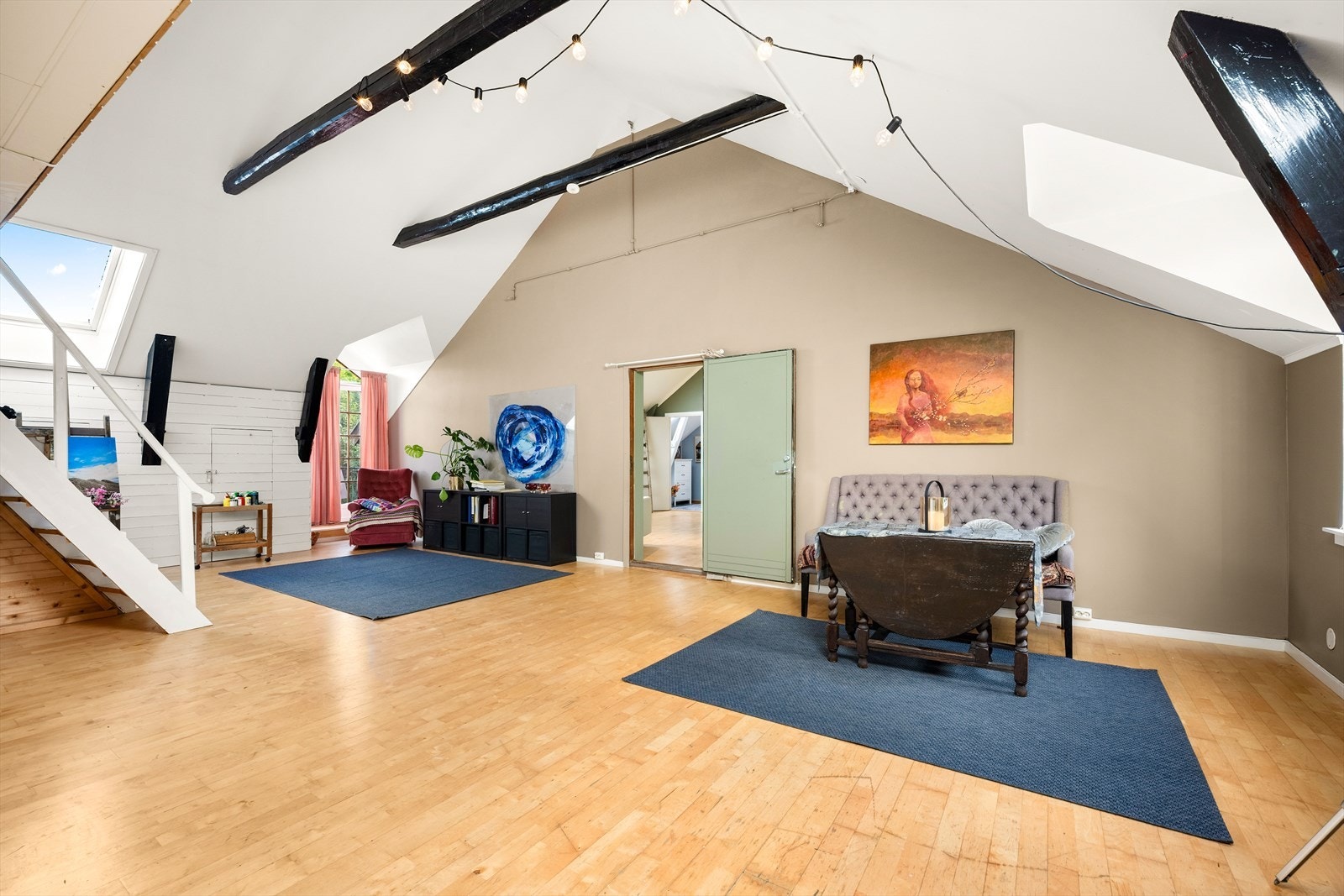 Stort arbeidsrom med mange bruksmuligheter - kontor/møterom/kunst arbeid/atelier. Galleribilde