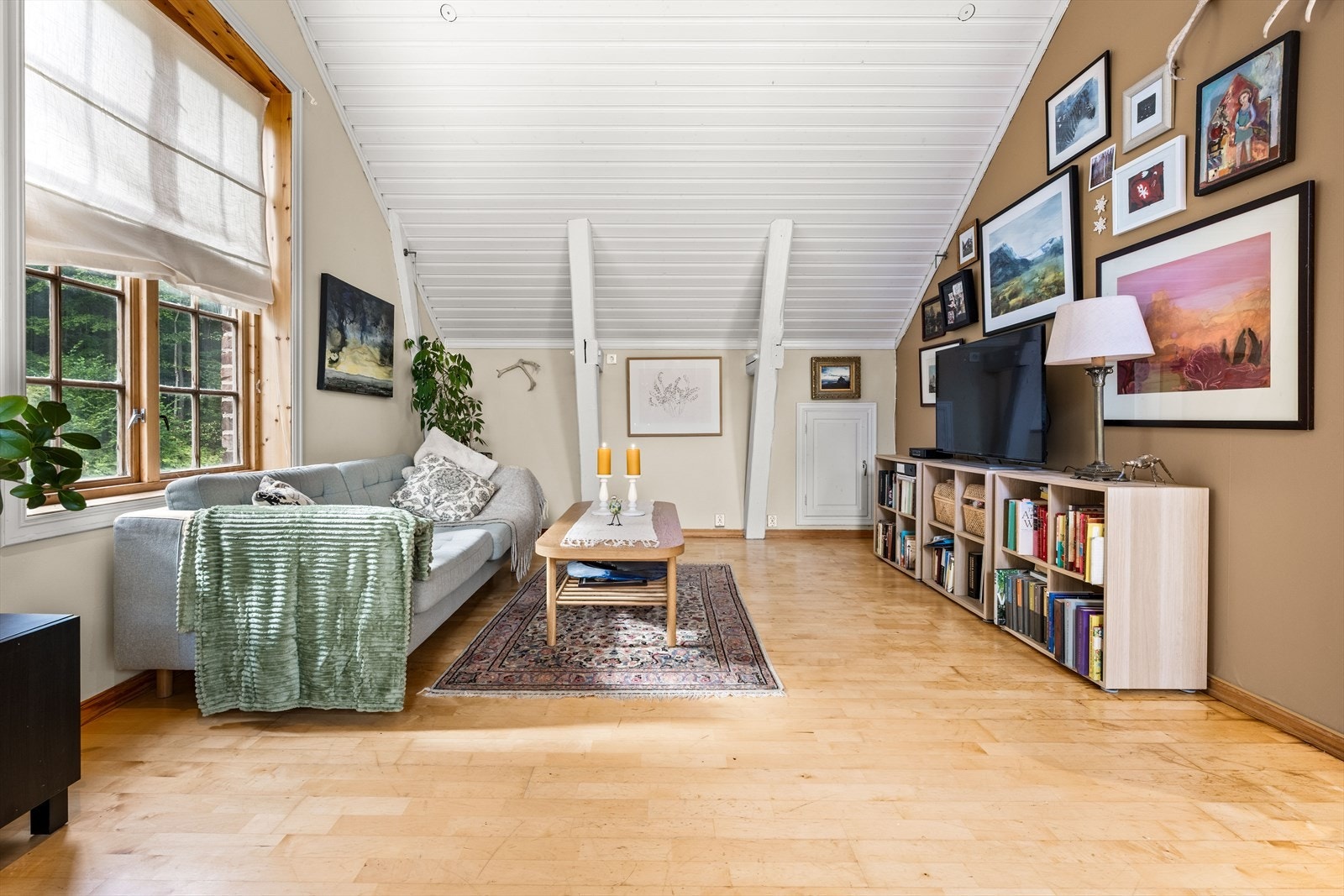 Hyggelig og sjarmerende innredet stue med plass til sofakrok, tv-møblement og spisestue. Galleribilde