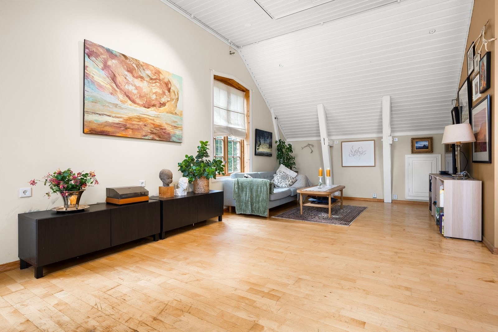 Meget stor stue/spisestue/TV-stue med kjøkken i åpen løsning. Galleribilde