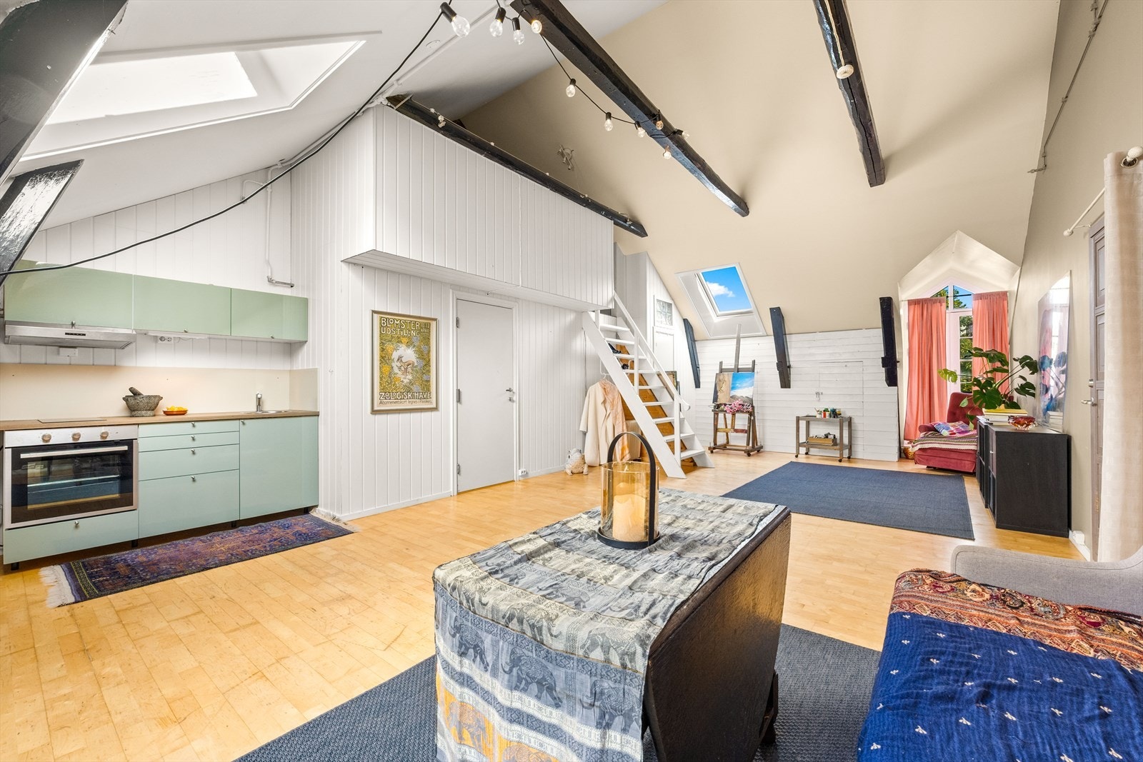 Videre kommer man inn i Snr. 36 - Næringsdelen. Næringsdelen har også egen inngang utenfra. Galleribilde