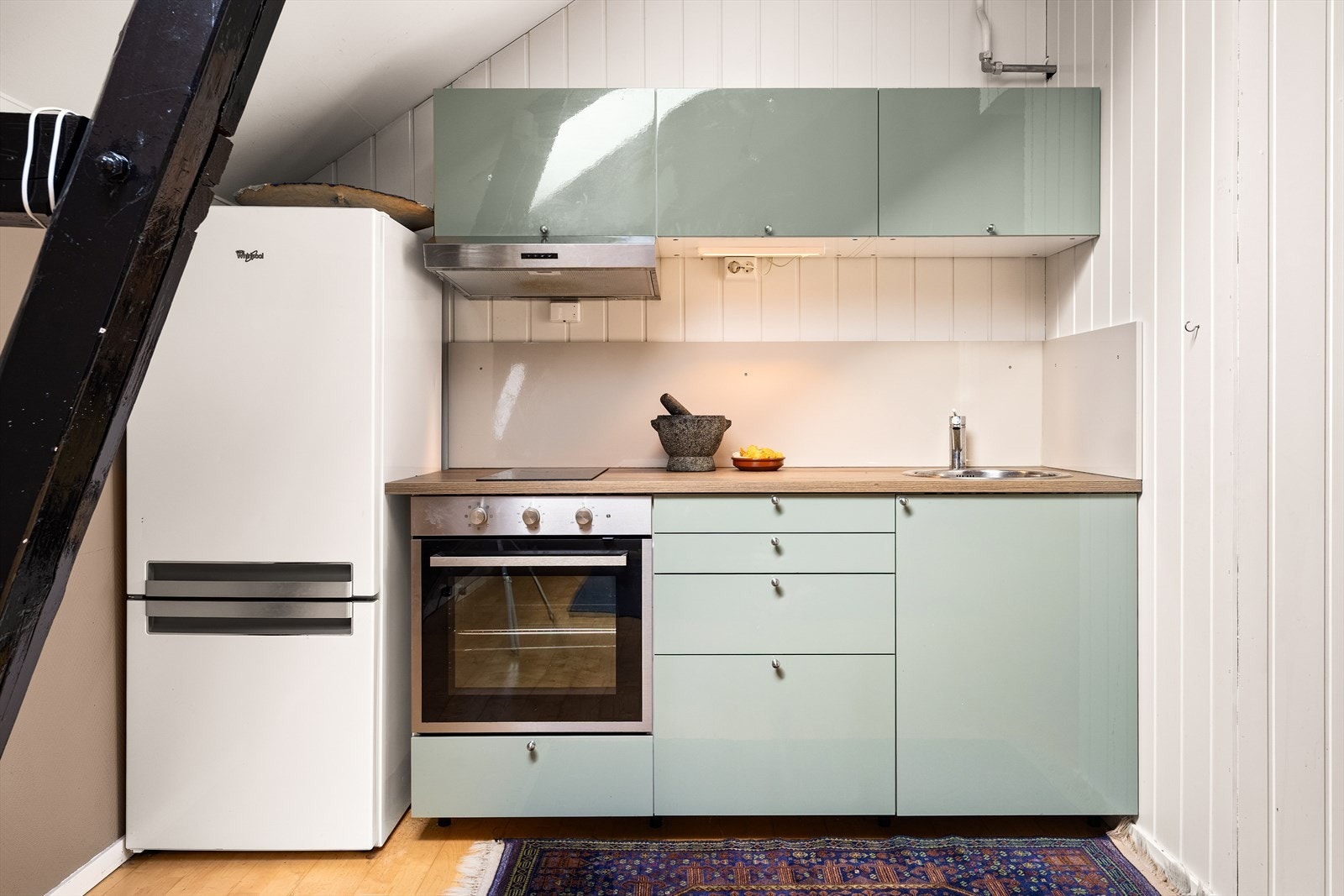 Rommet er utstyrt med hybelkjøkken, WC, dusjbad, hems og bod. Galleribilde