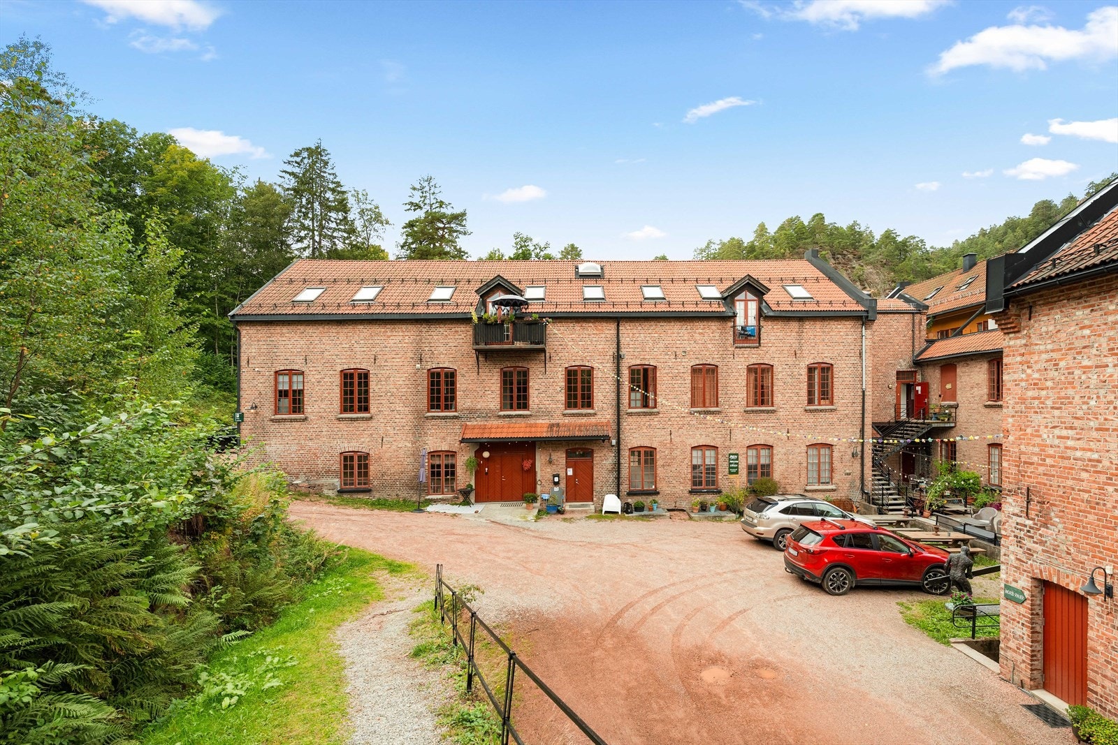 Eiendommen består av 4 sammenhengende seksjoner (med 3 separate innganger) som selges samlet og består av en stor leilighet, samt en næringsdel med kontor/atelier/lager. Galleribilde