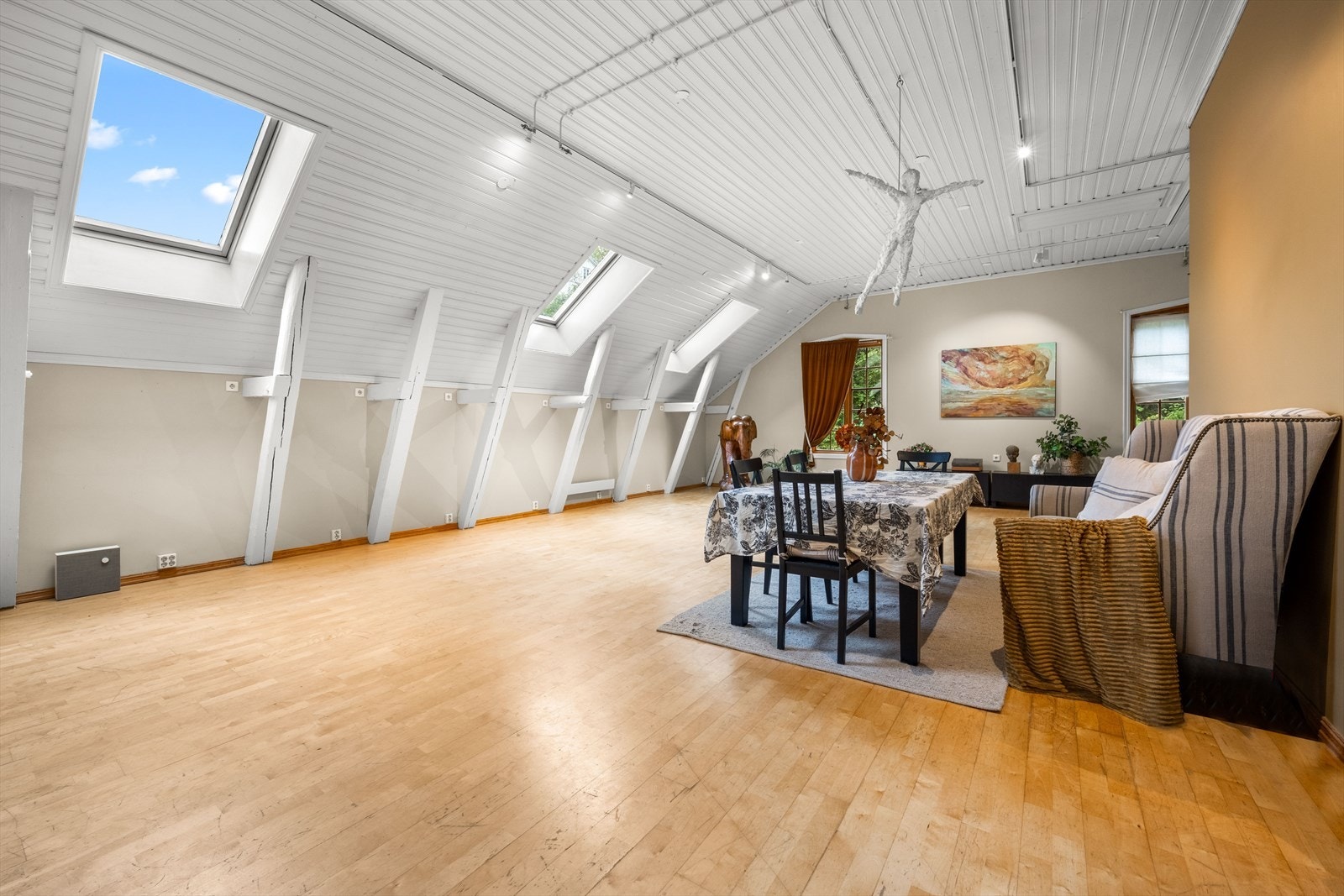 Det er synlige dragere i flere av rommene som gir en rustikk og autentisk atmosfære i tråd med bygningens rustikke teglfasade. Galleribilde