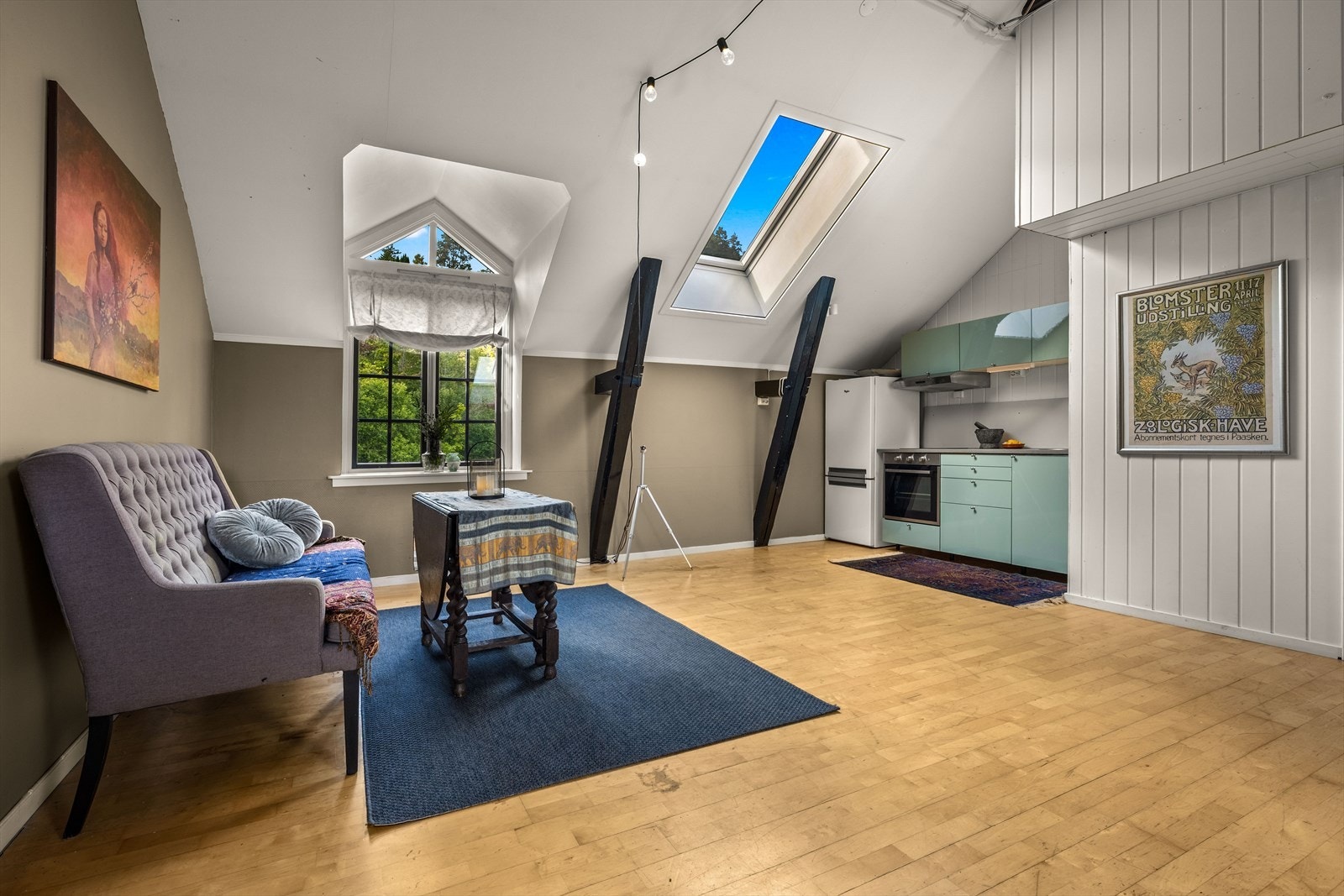 Dette er en unik kombinert eiendom hvor man har både en stor leilighet til å bo i samtidig som man har en næringsseksjon som er kan benyttes til kontor/møterom/kunst arbeid/atelier. Galleribilde