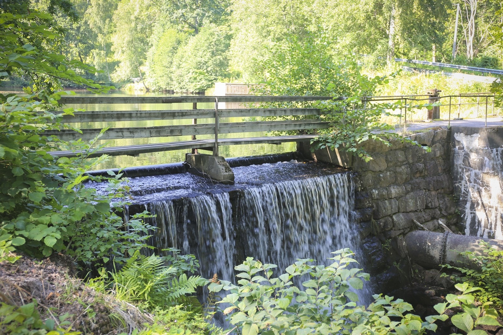 Her hører man "fossen" som sildrer forbi Galleribilde