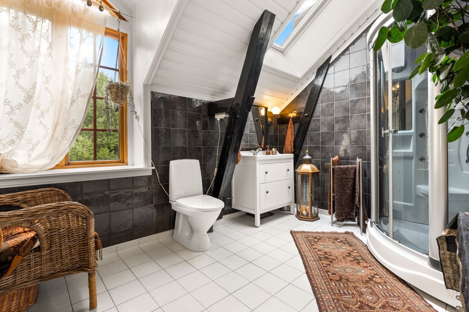 Flislagt bad med gulvvarme, stort dusjkabinett, wc og servant, opplegg for vaskemaskin. Fliser på gulv med varmekabler. Galleribilde