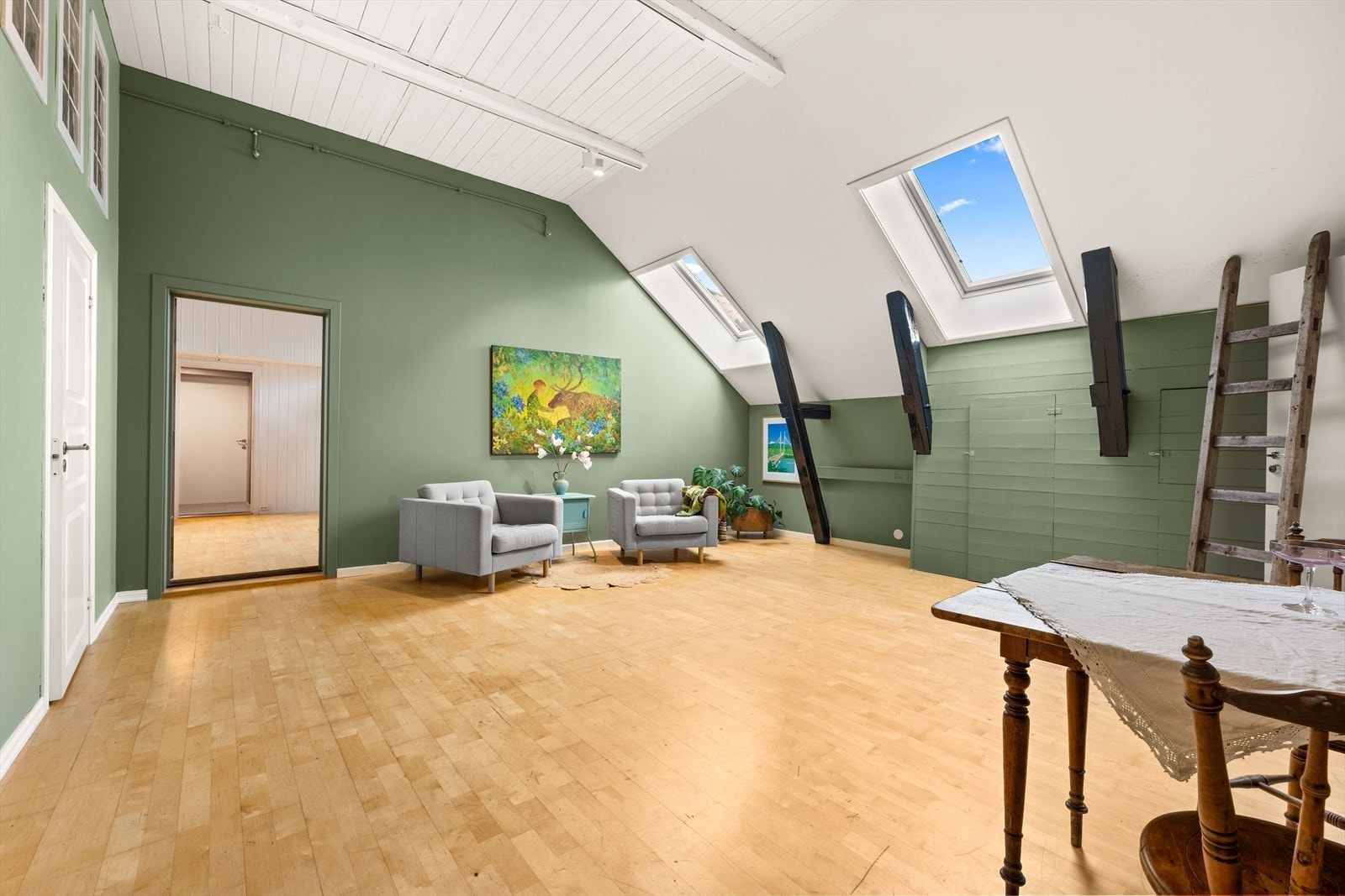 Stor og romslig stue. Her er det i følge tegninger tegnet inn et ekstra soverom. Lettveggene er fjernet til fordel for stor stue. Kan enkelt tilbakeføres. Galleribilde