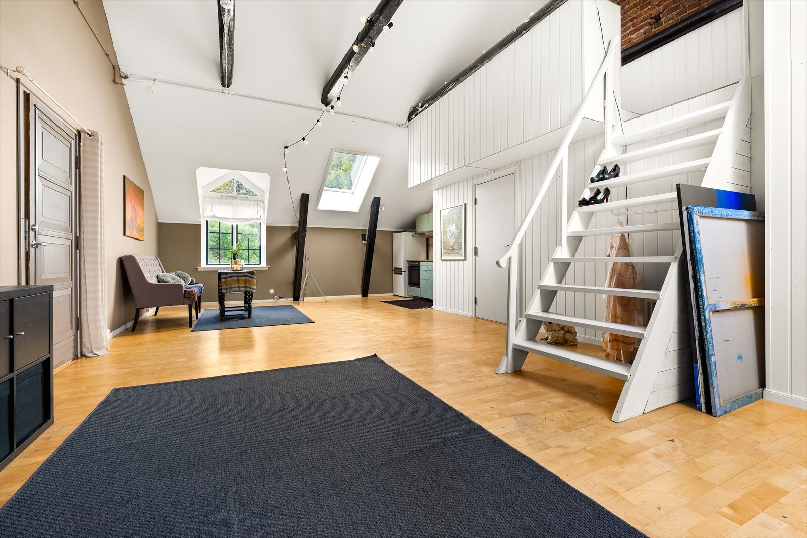 I den ene boligdelen er takhøyden i stue og kjøkken ca. 3.30 meter, i den midtre delen er den ca. 3.40 meter under bjelkene og i næringsdelen hele ca. 4.80 meter. Galleribilde