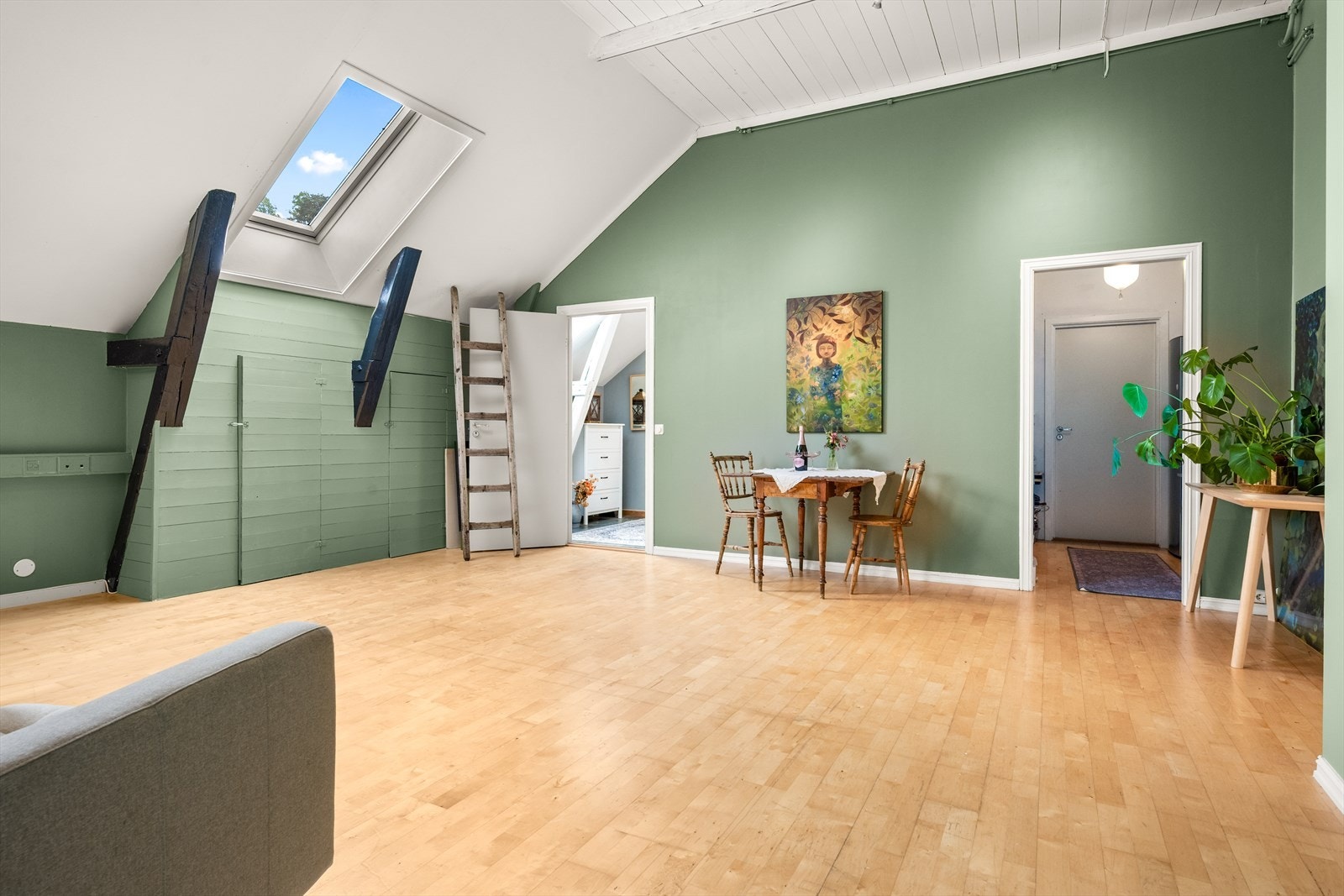 Boligdelen ble innredet i 2014 og har en særpreget atmosfære med sitt rustikke uttrykk og store takhøyde. Galleribilde