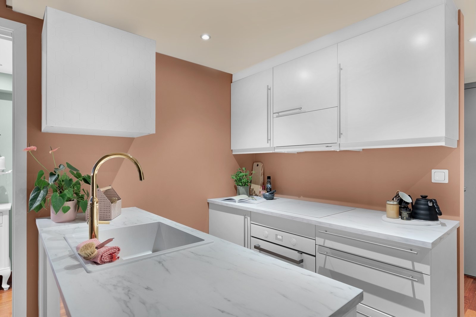 Stilrent og moderne kjøkken med oppgraderinger fra 2020 Galleribilde