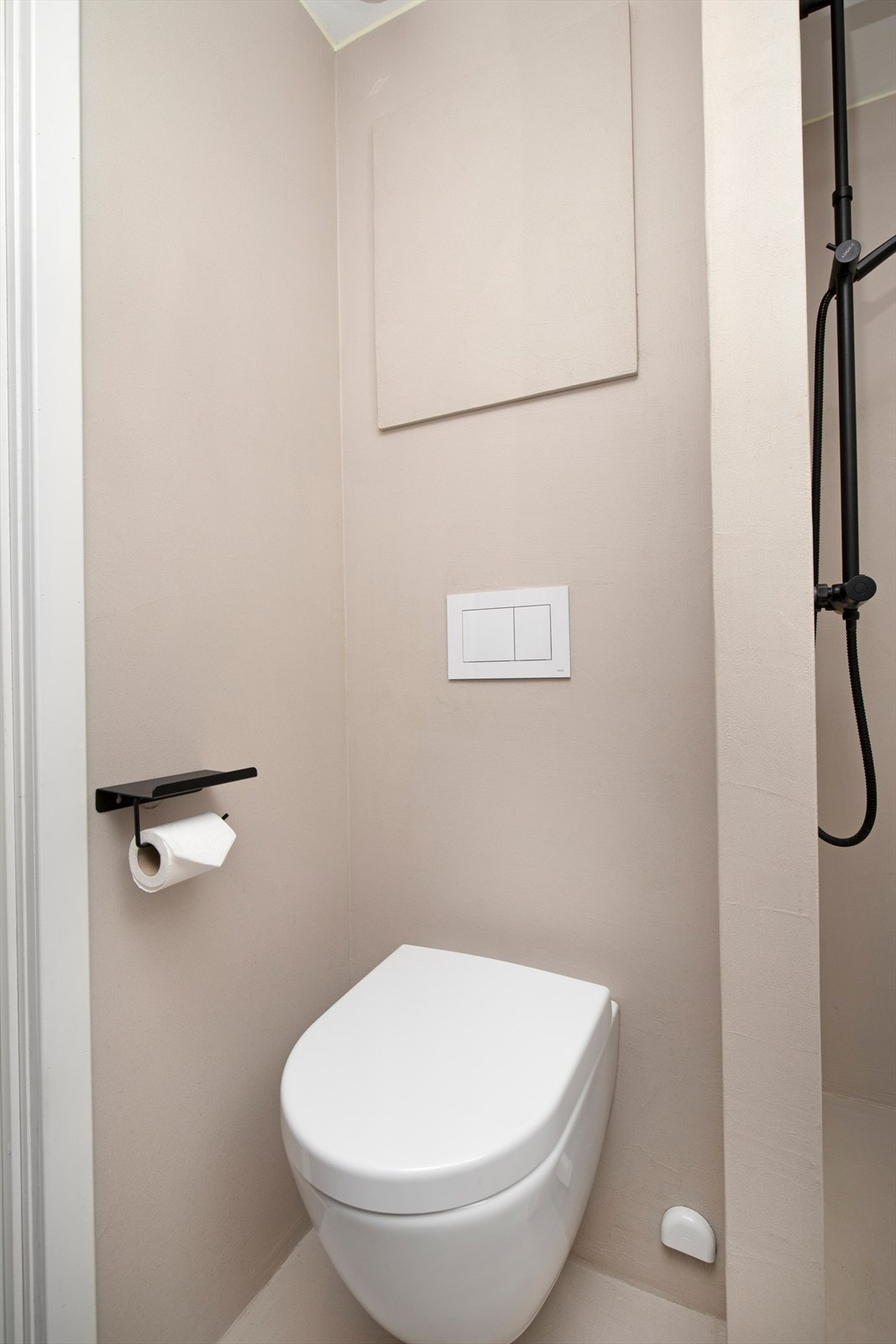 Vegghengt toalett på badet Galleribilde