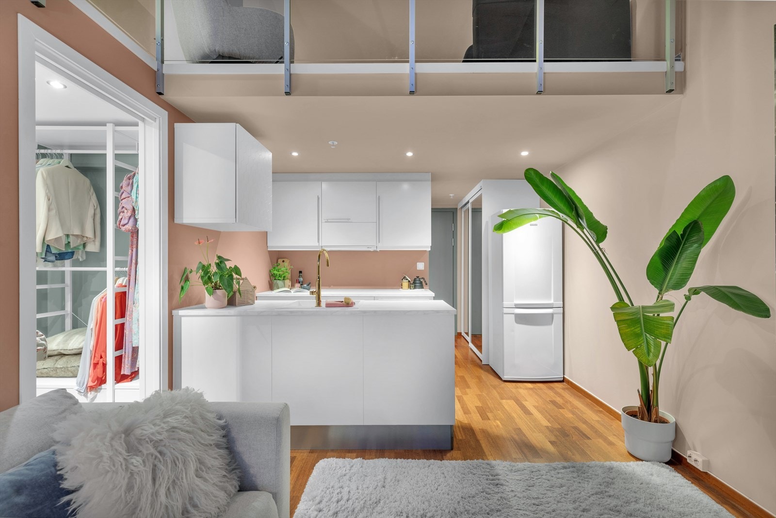 Lyse rom med flotte fargevalg gjennomgående i leiligheten. Spotter i tak Galleribilde