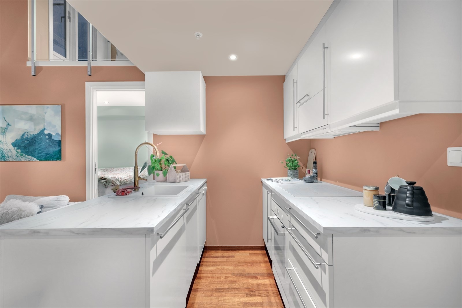 God belysning med spotter i tak. Integrerte hvitevarer på kjøkken medfølger handelen. Galleribilde