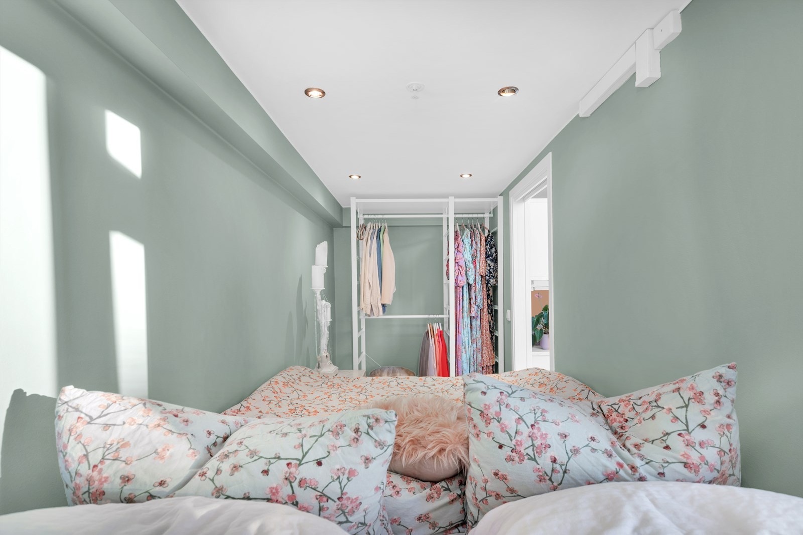 Soverommet har skyvedør på hver som side av sengen som gjør at man får flere innredningsmuligheter. I dag er det innredet med en dobbeltseng (150) med garderooppheng på den ene siden og kommode på den andre siden Galleribilde