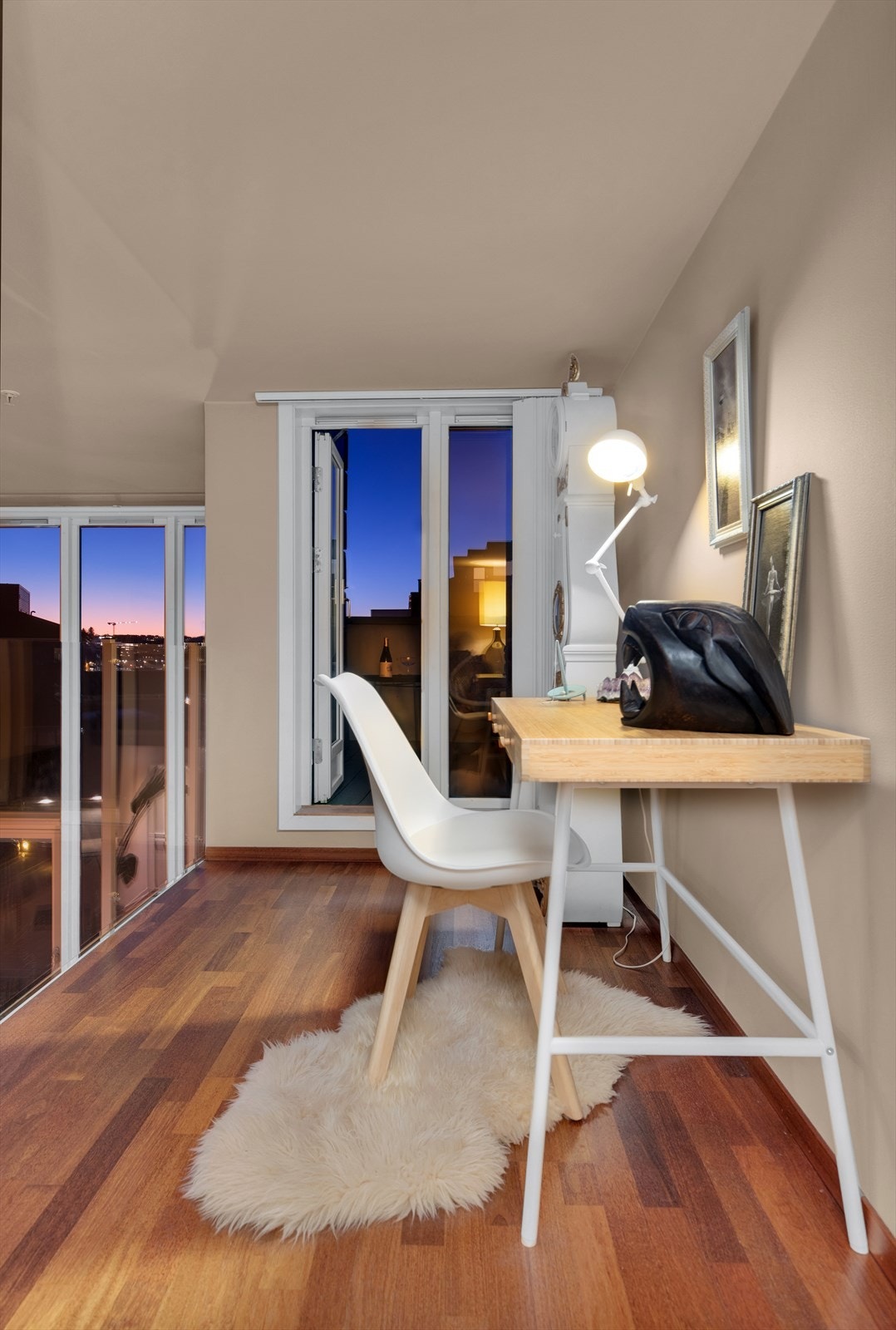 Hemsen er i dag benyttet som stue og kontor Galleribilde