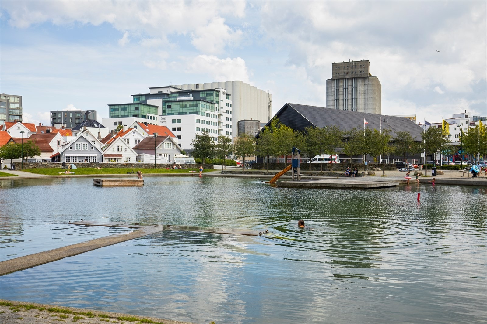 Populære Badedammen er rett utenfor blokken som gir deg direkte nærhet til både bading og soling Galleribilde