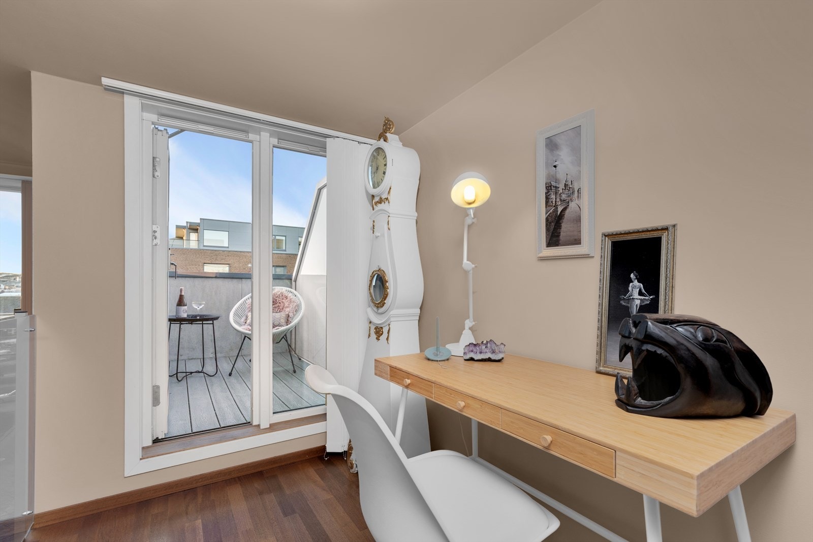 Fra hemsen har man tilgang til en koselig balkong med ettermiddagssol Galleribilde