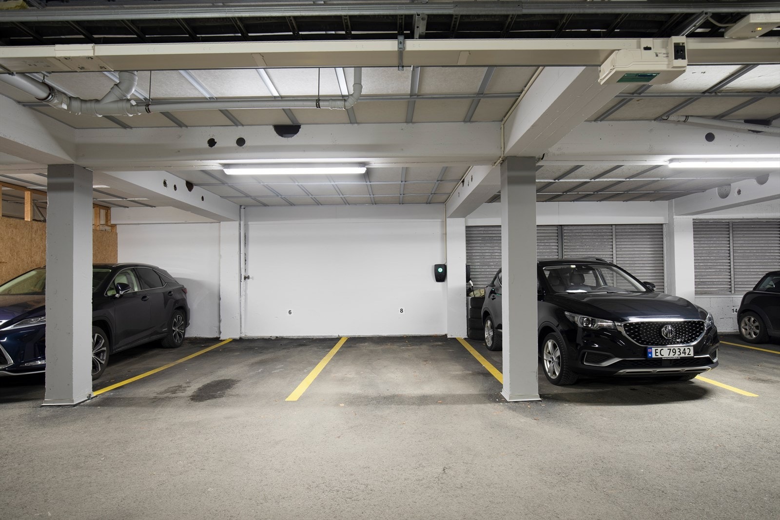 Parkeringsplass i lukket anlegg med elbil lader. Sykkelparkering. I tillegg har sameiet parkeringsplasser som leies ut etter egne bestemmelser Galleribilde